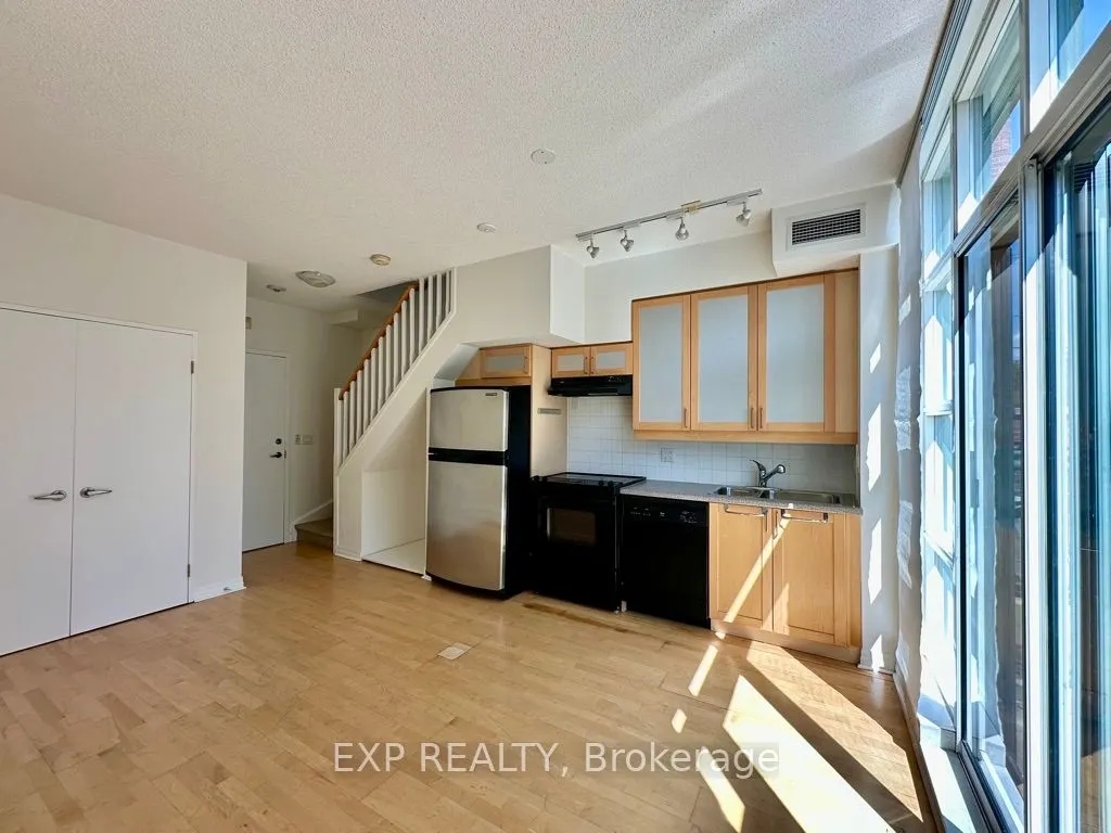 901 Queen Street W, #201