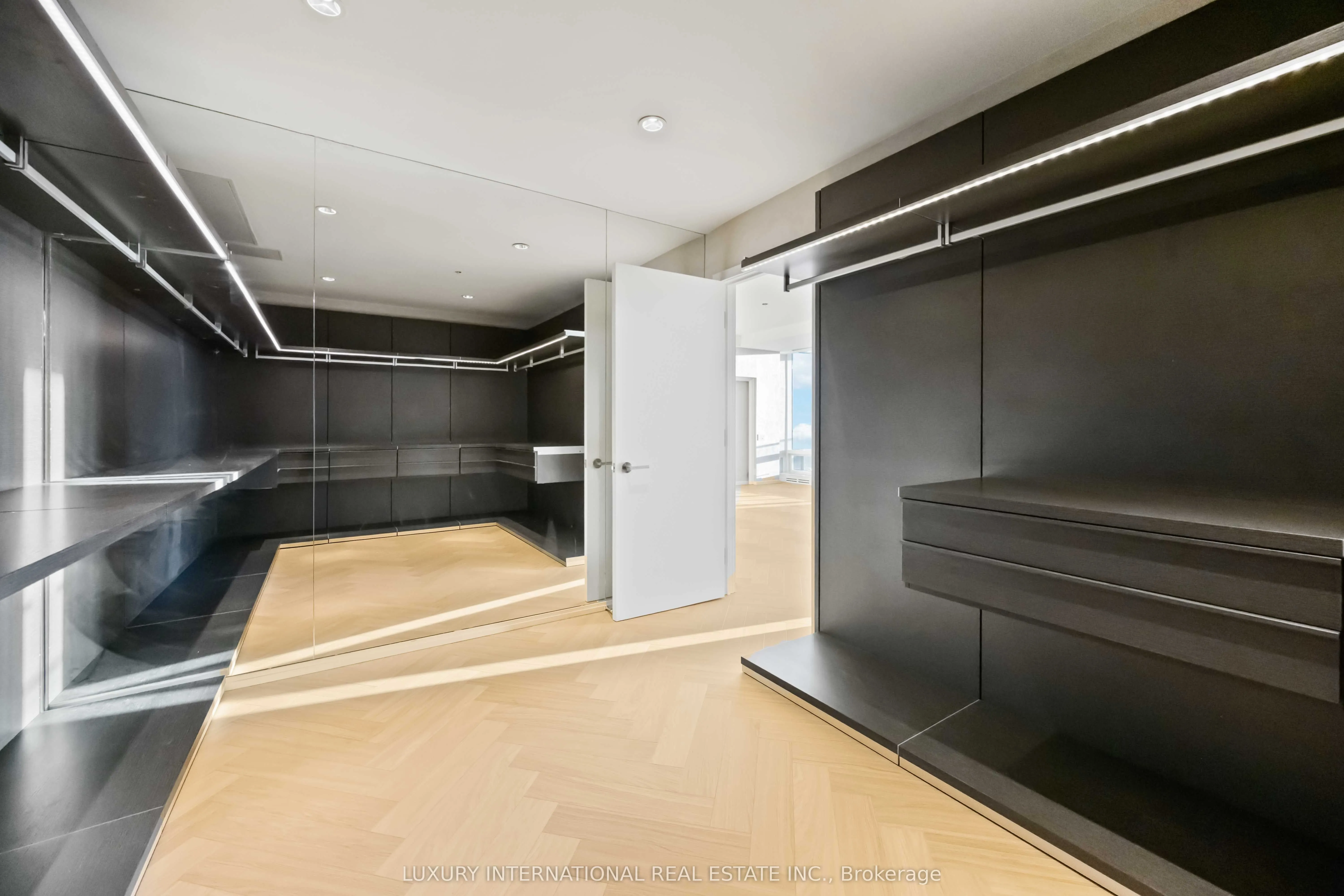 180 University Avenue, #5602