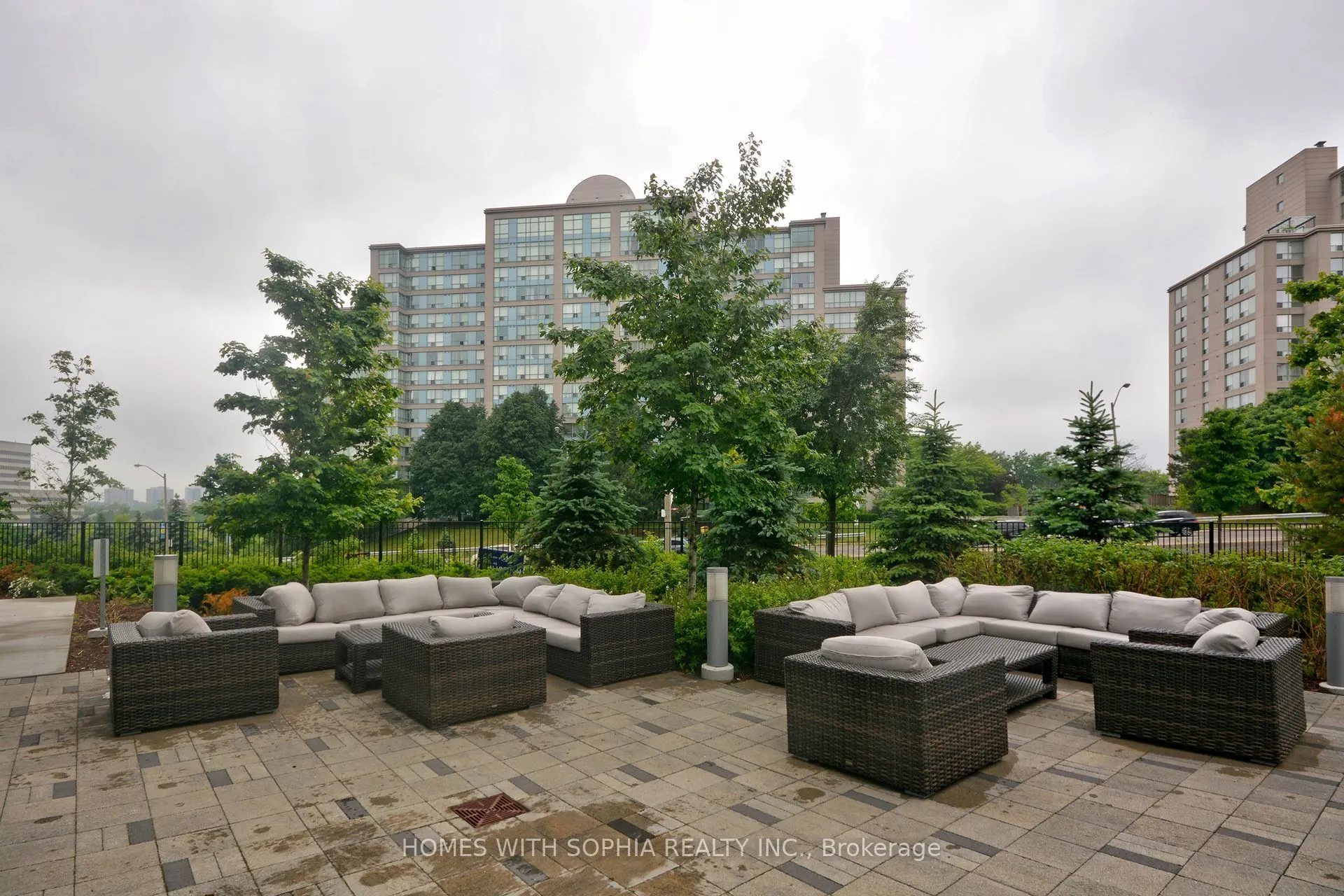 18 Graydon Hall Drive, #2004