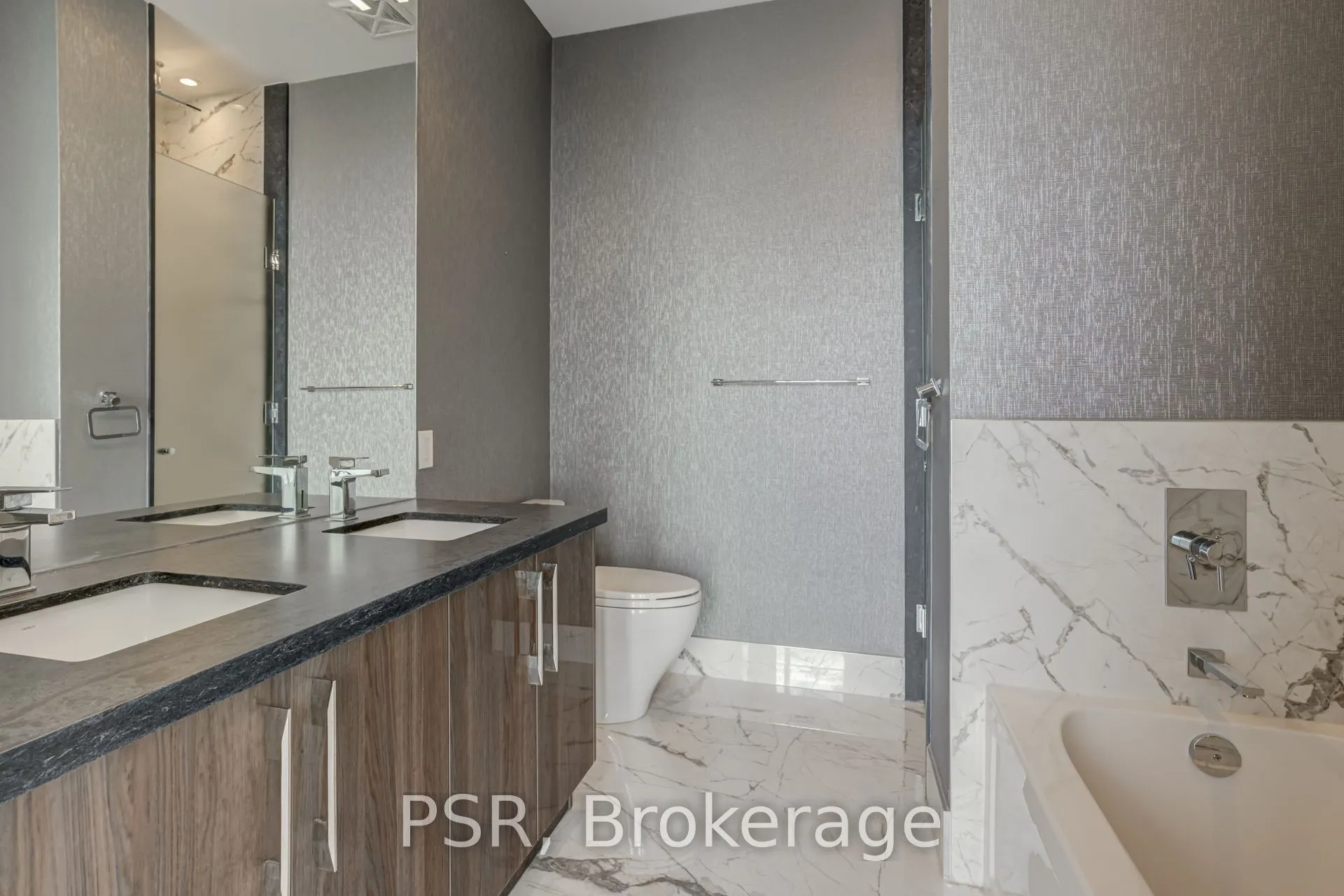 39 Queens Quay E, #1211