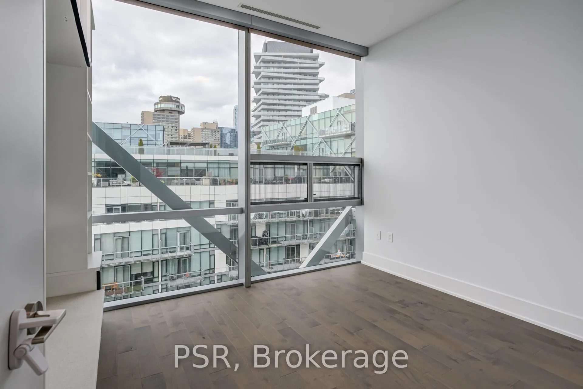 39 Queens Quay E, #1211