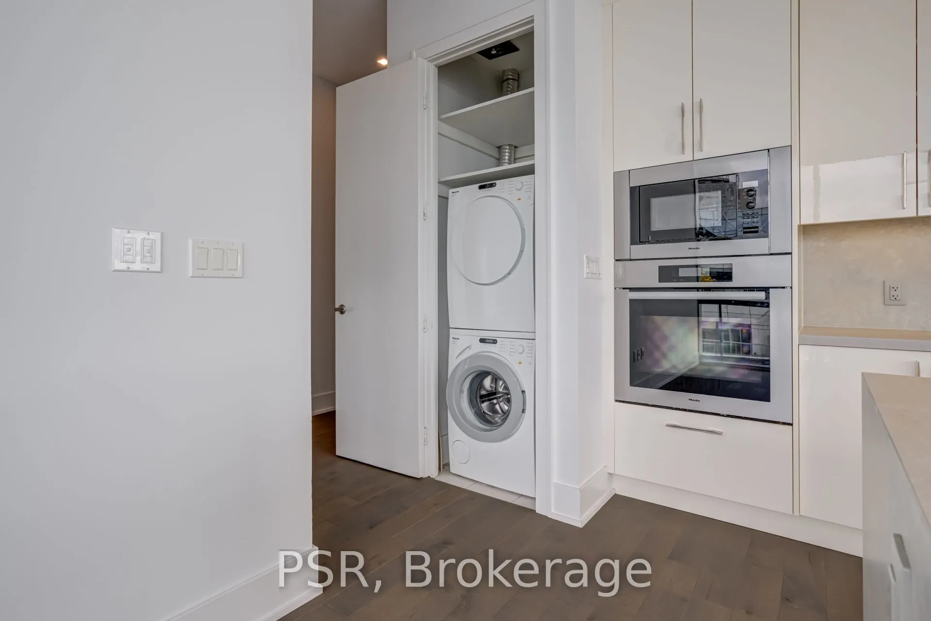 39 Queens Quay E, #1211