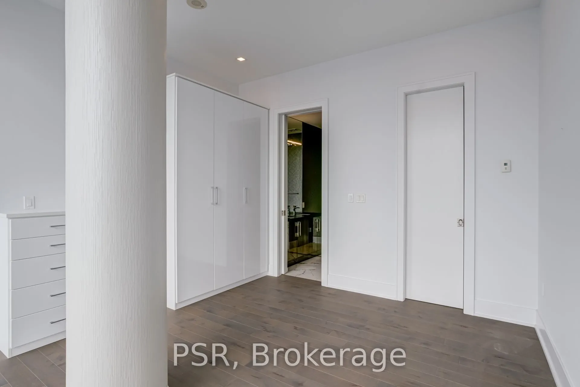 39 Queens Quay E, #1211