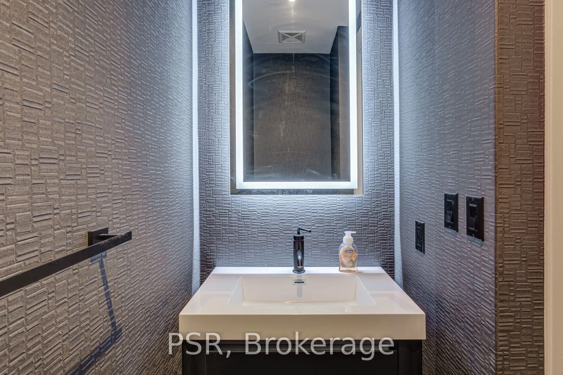 39 Queens Quay E, #1211
