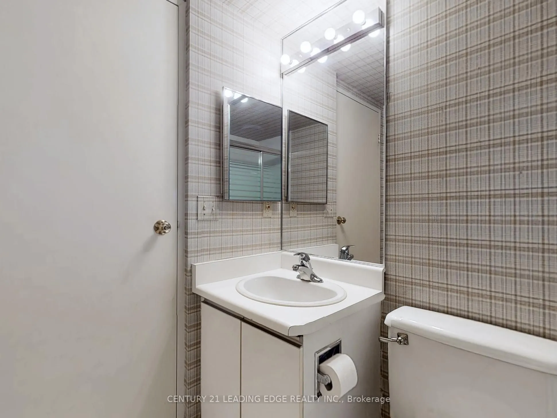 5785 Yonge Street, #PH404