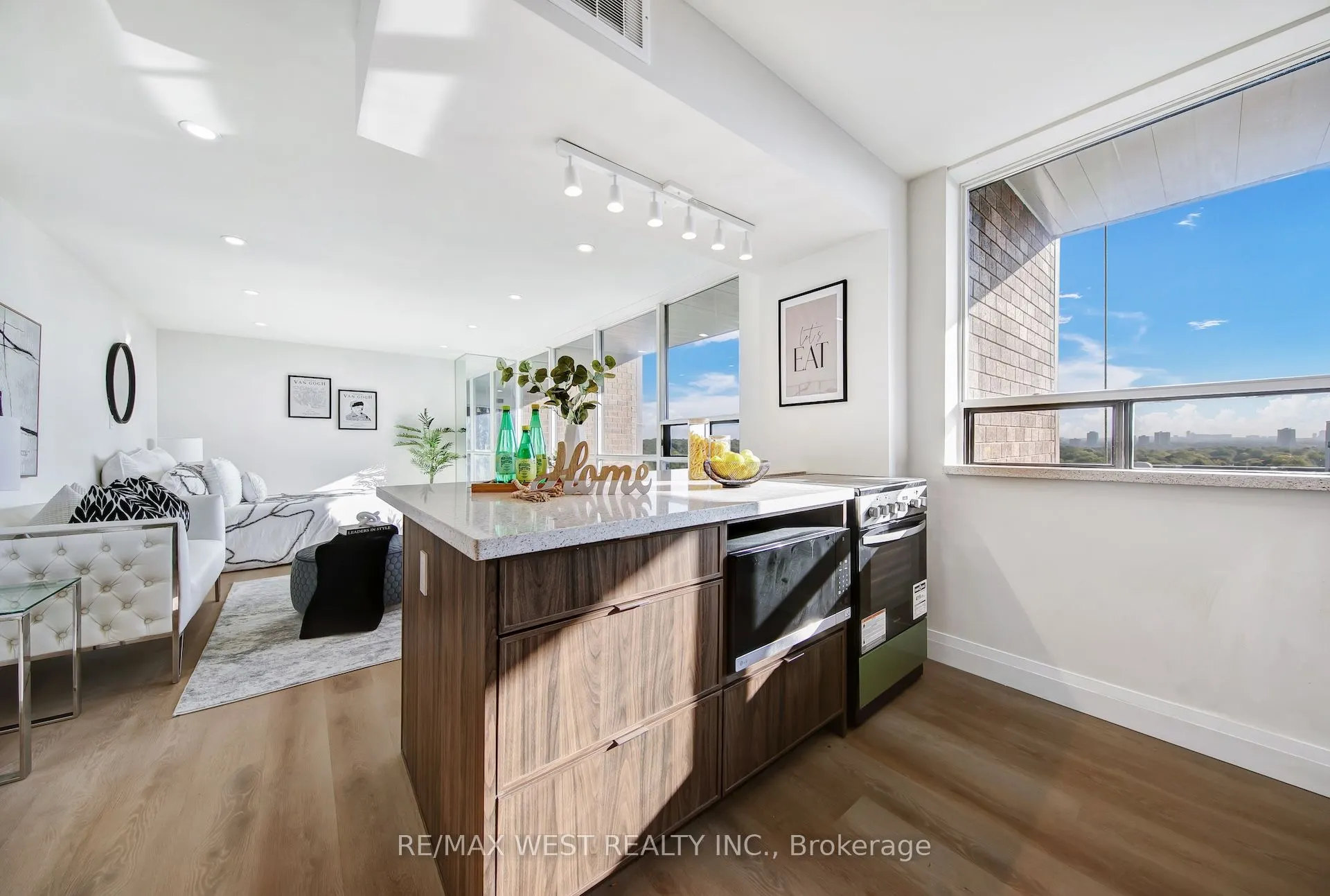 914 Yonge Street, #1202