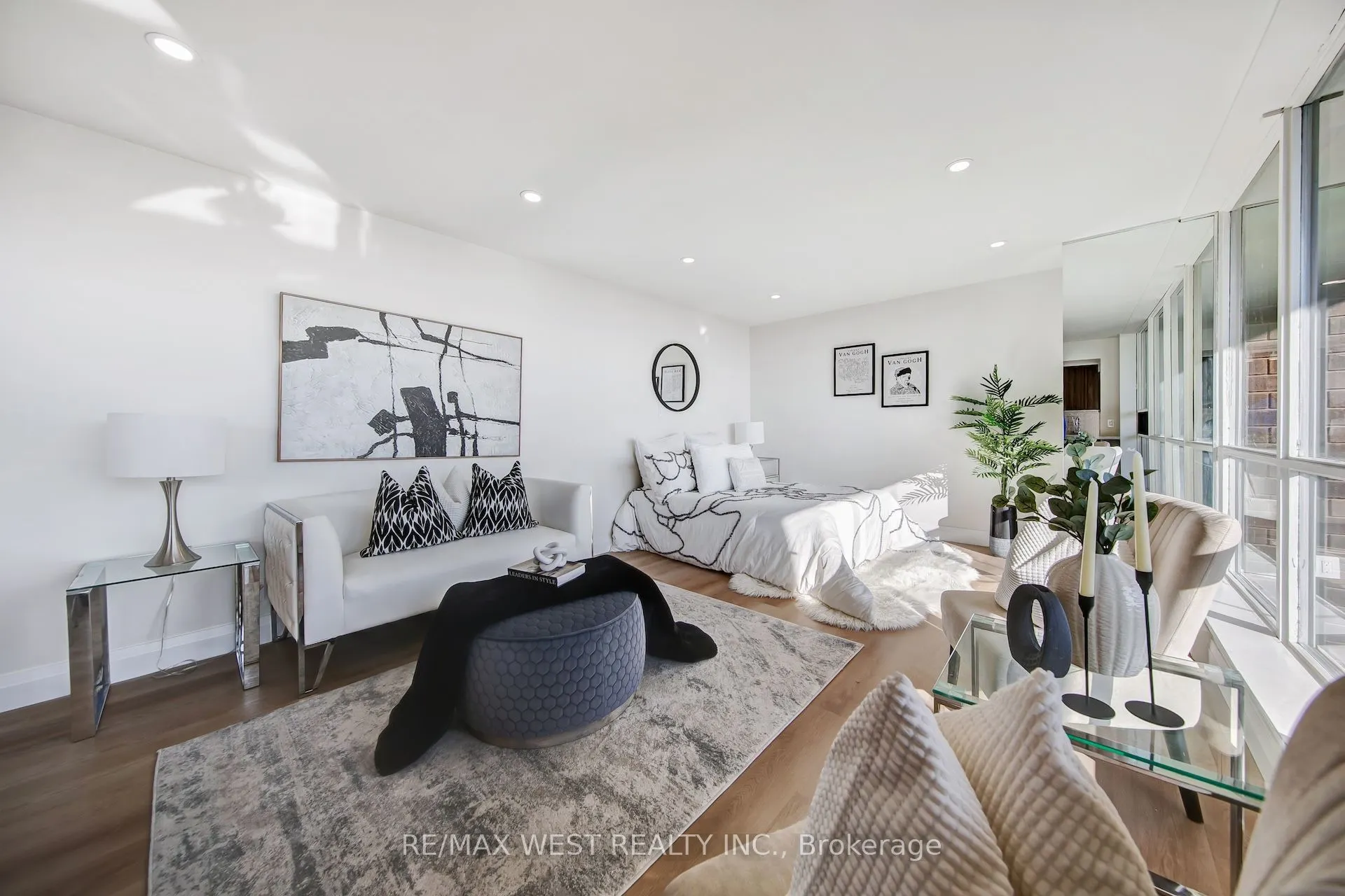 914 Yonge Street, #1202