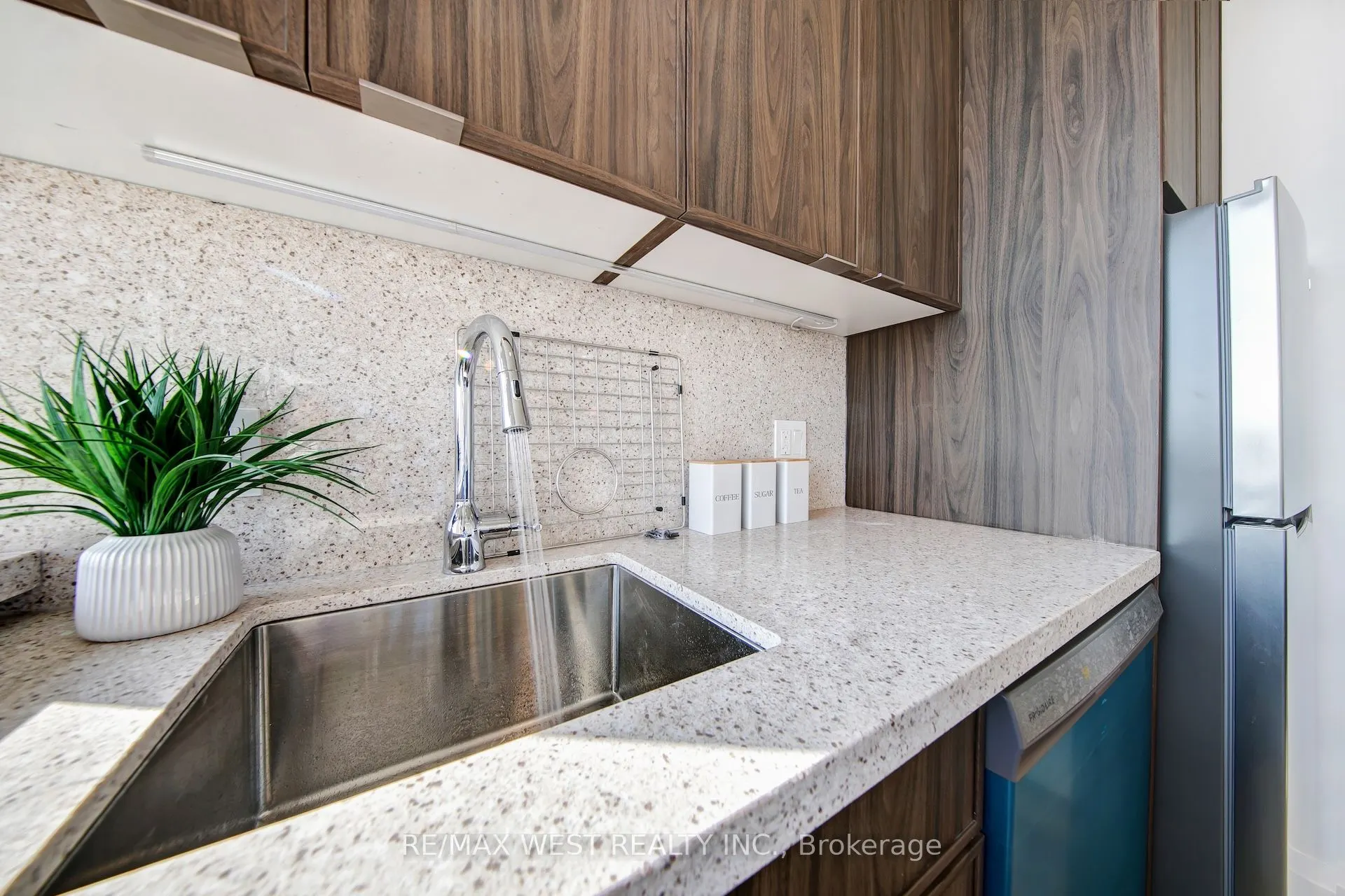 914 Yonge Street, #1202