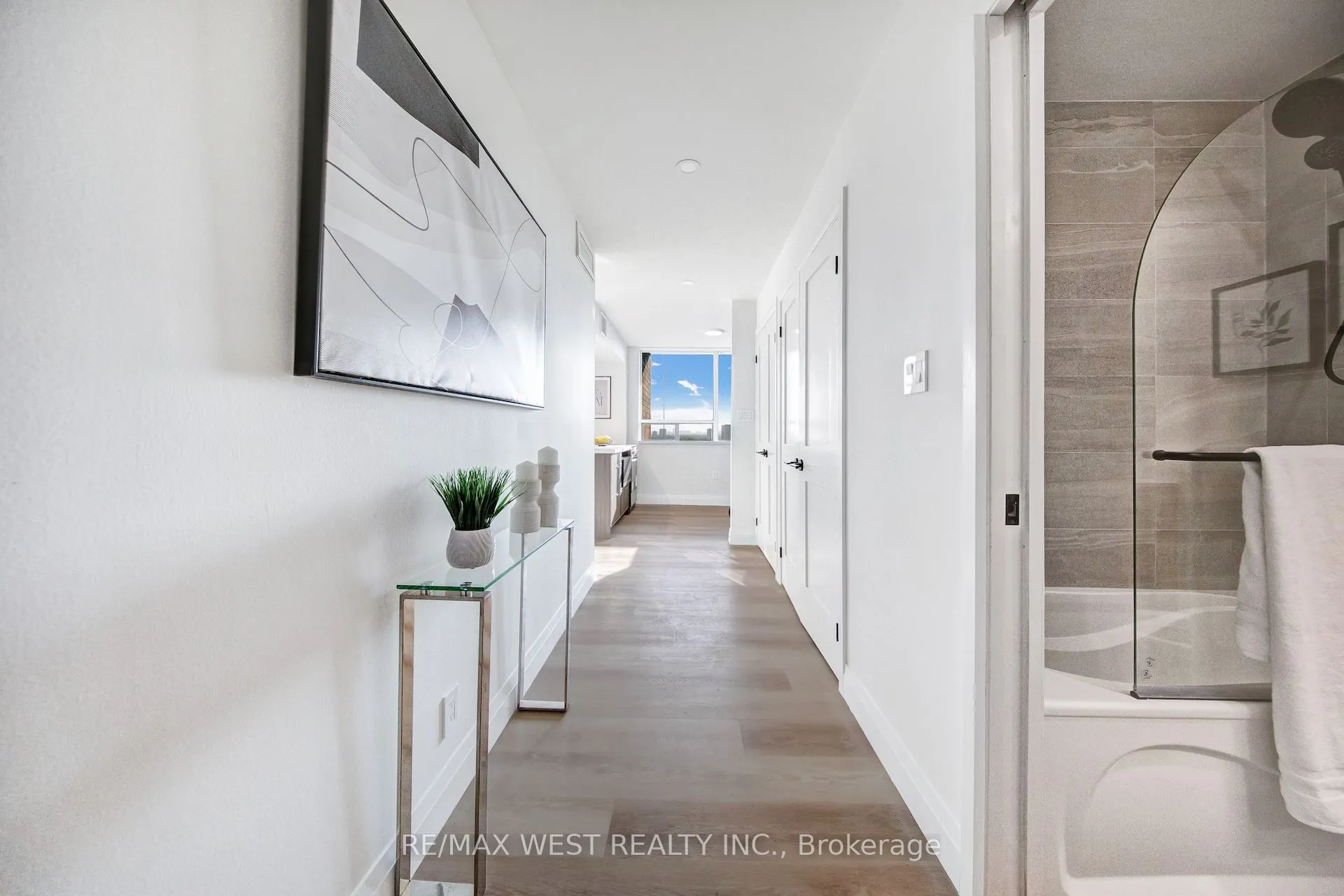 914 Yonge Street, #1202
