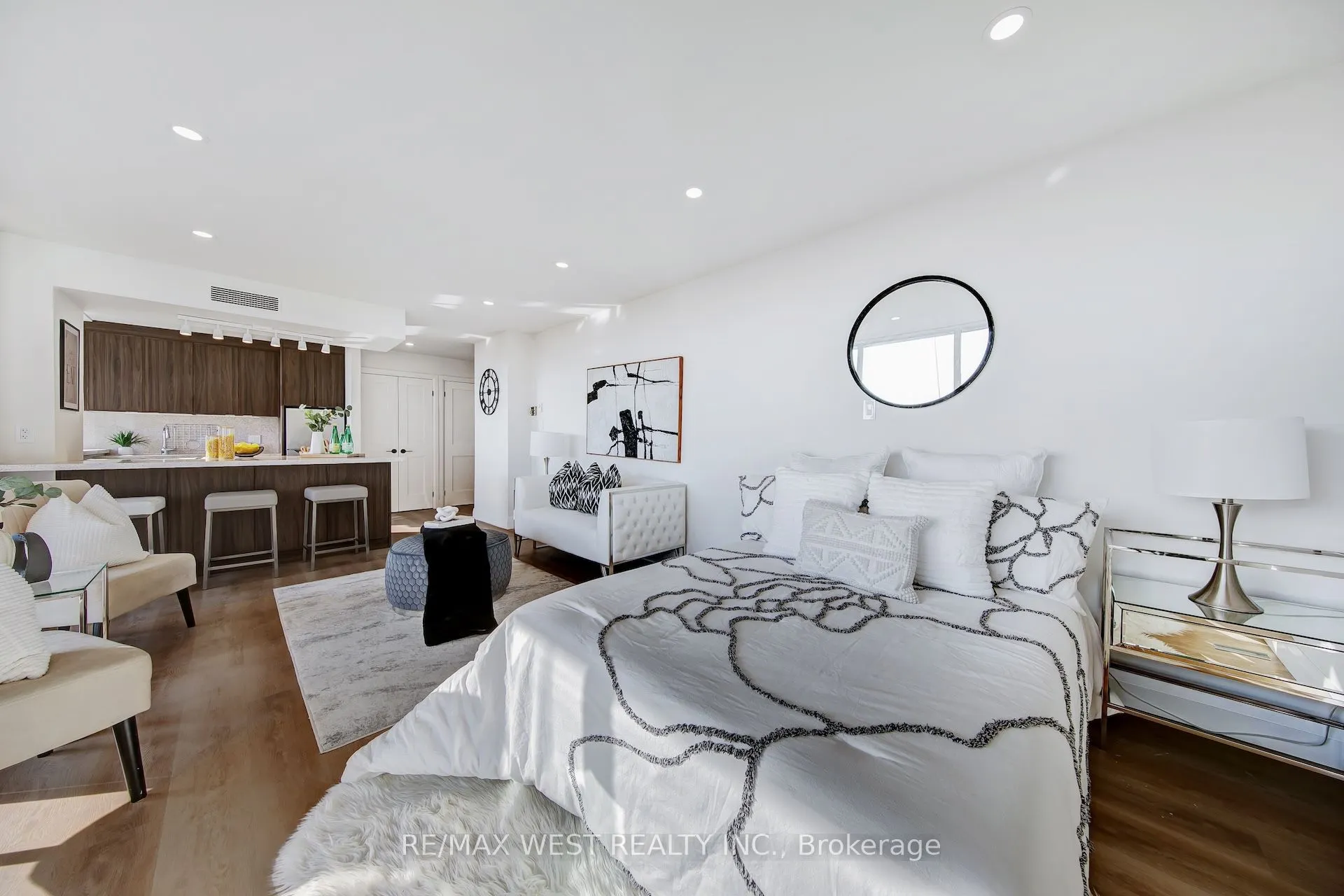 914 Yonge Street, #1202