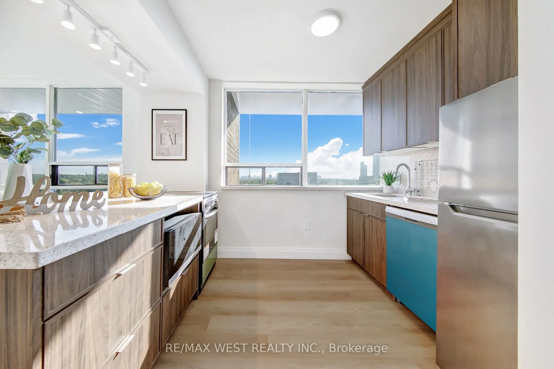 914 Yonge Street, #1202