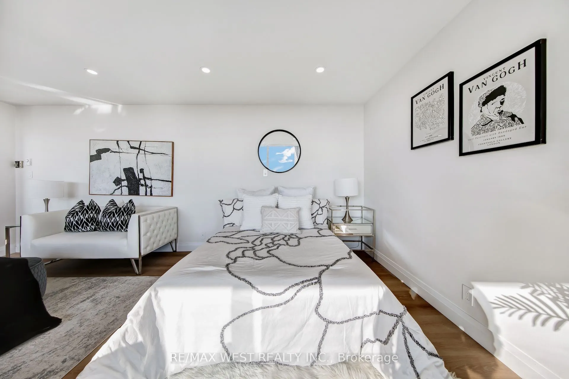 914 Yonge Street, #1202
