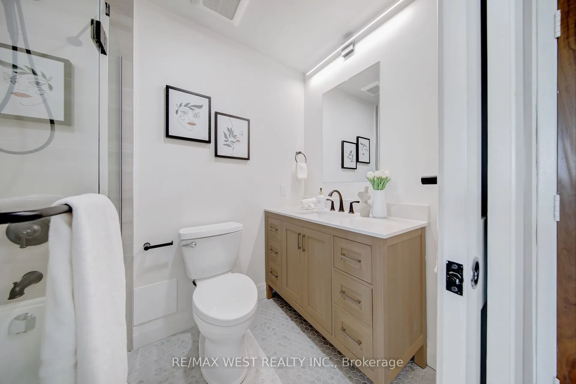 914 Yonge Street, #1202