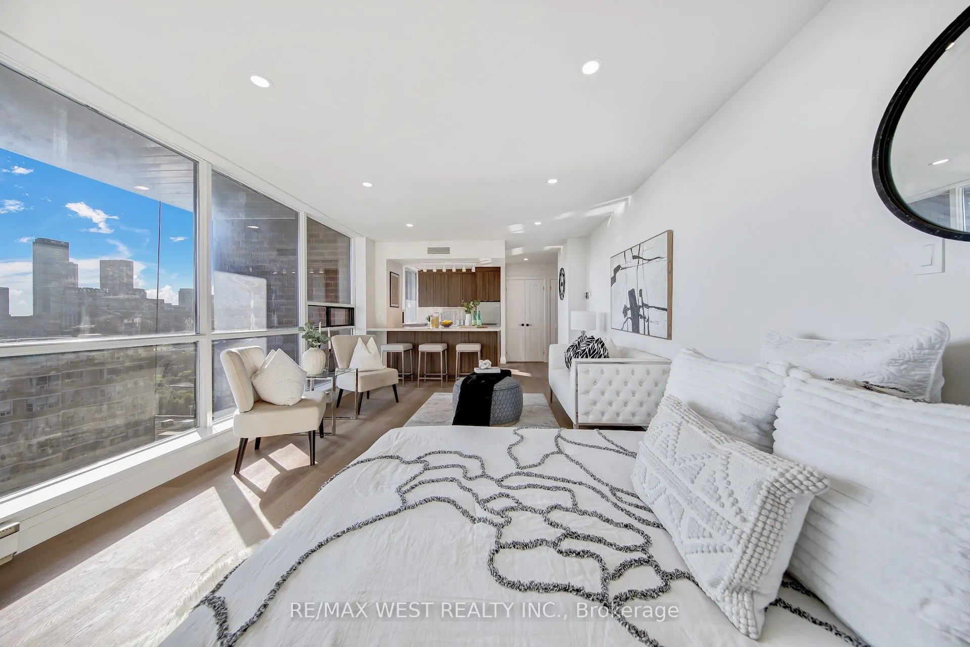 914 Yonge Street, #1202