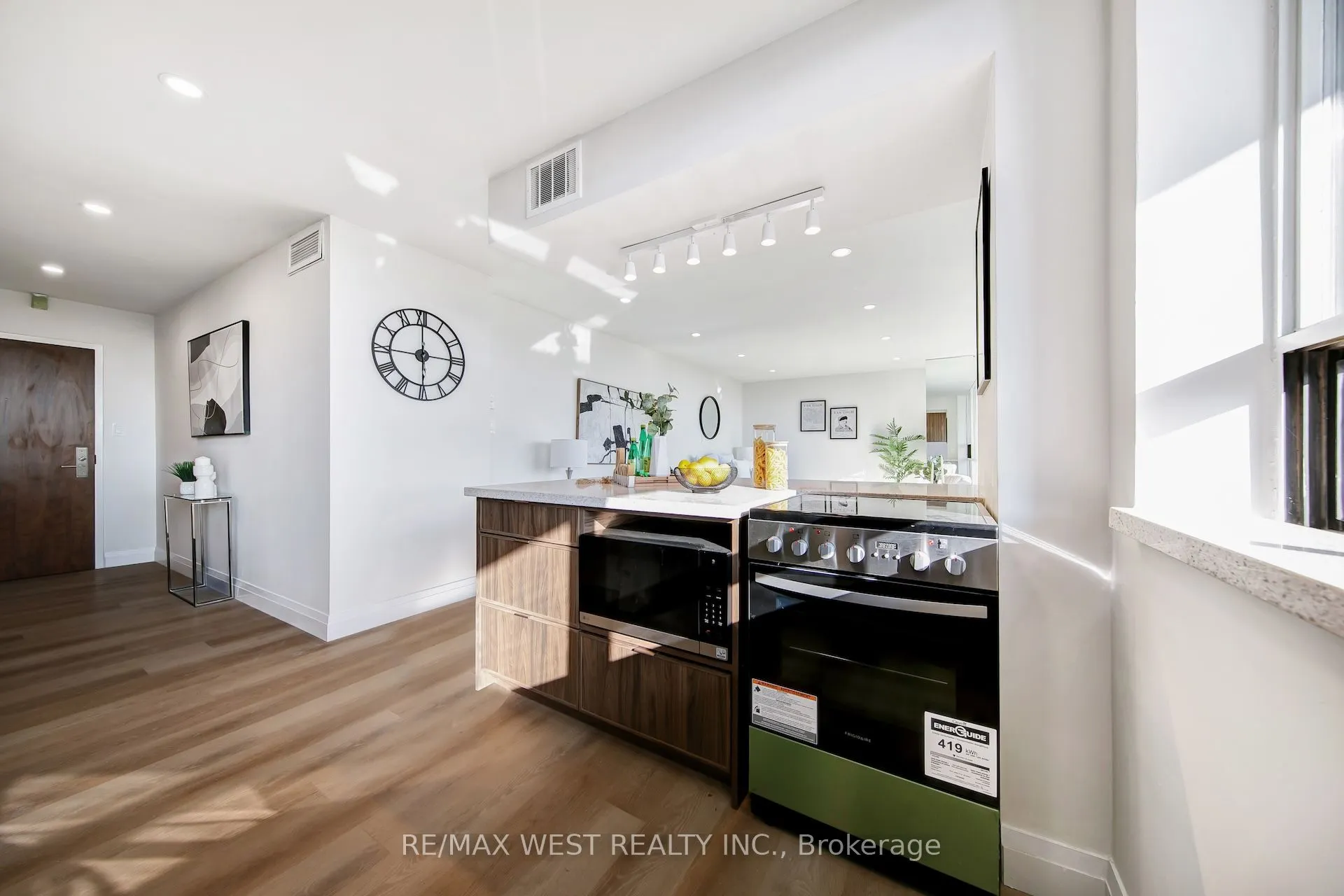 914 Yonge Street, #1202