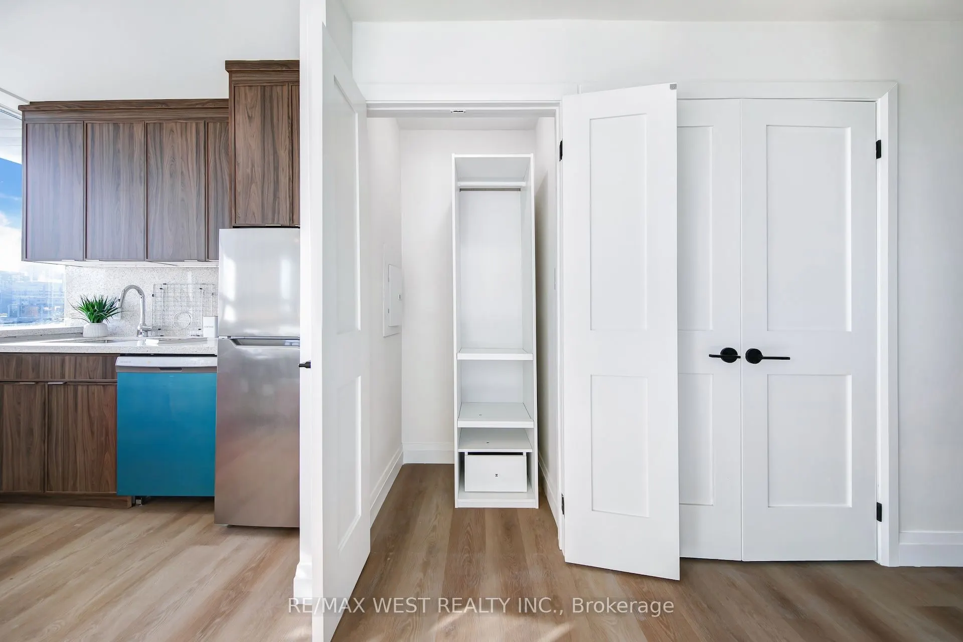 914 Yonge Street, #1202