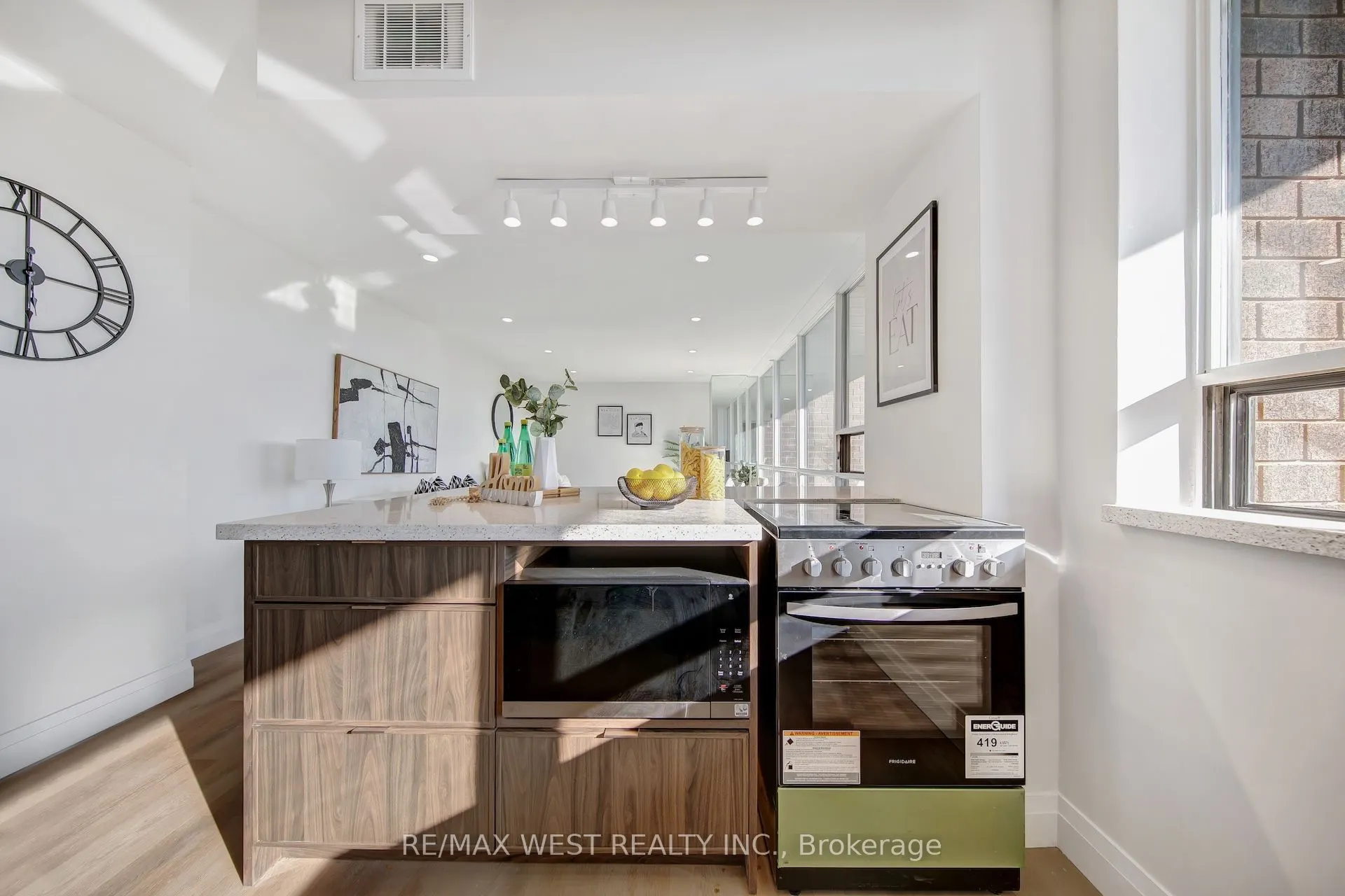 914 Yonge Street, #1202
