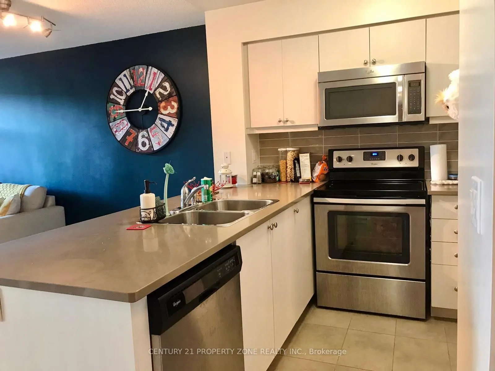25 Lower Simcoe Street, #527