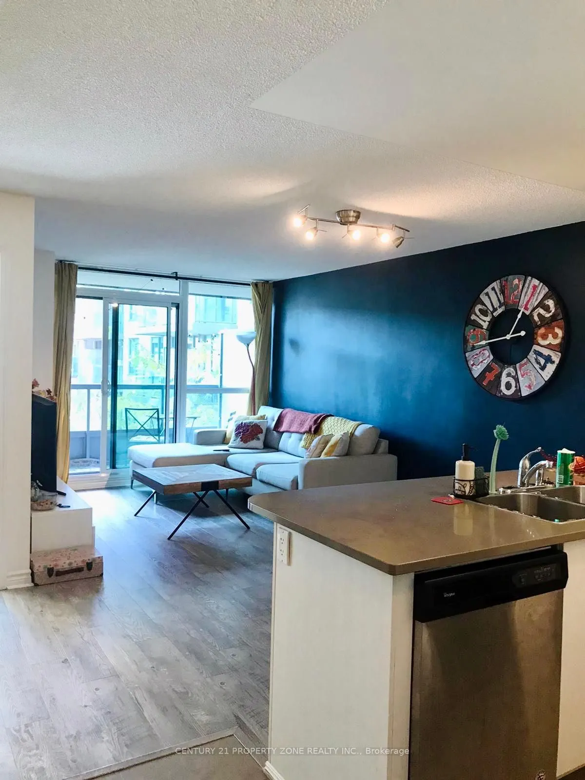 25 Lower Simcoe Street, #527