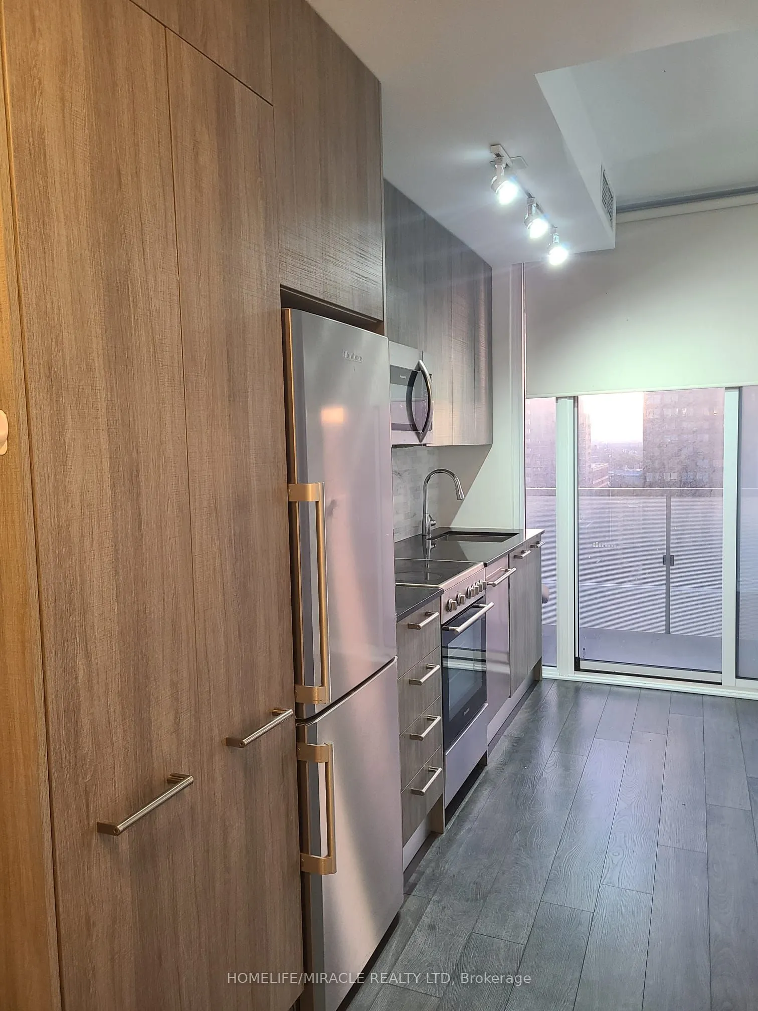 28 Wellesley Street E, #2701