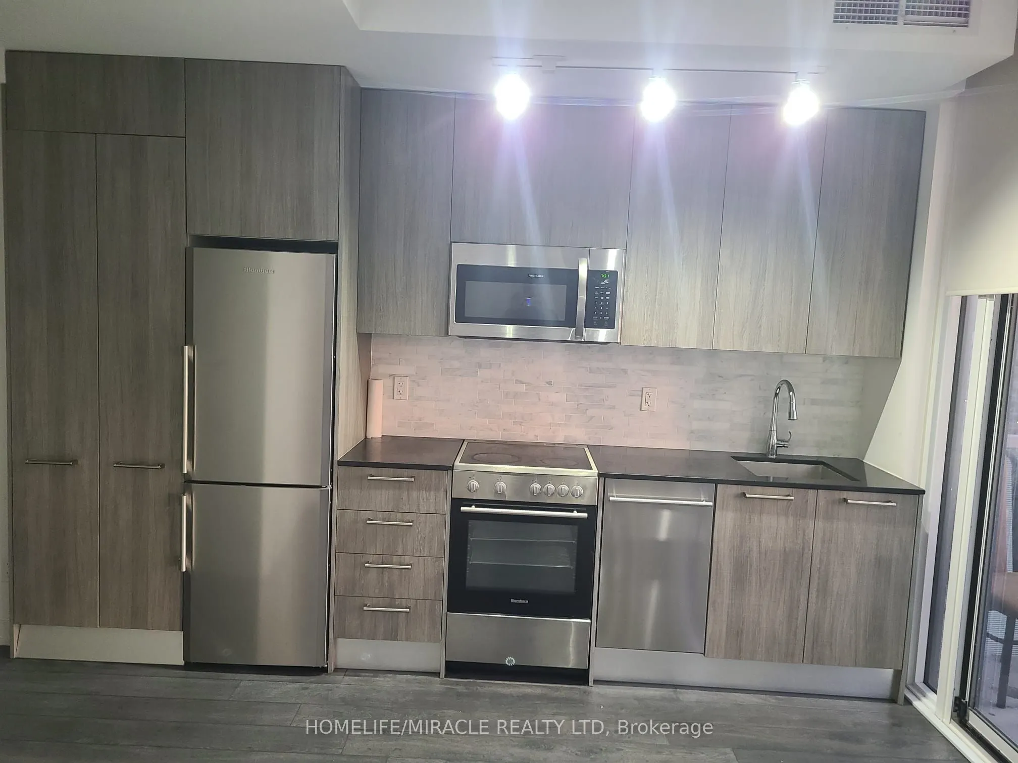28 Wellesley Street E, #2701
