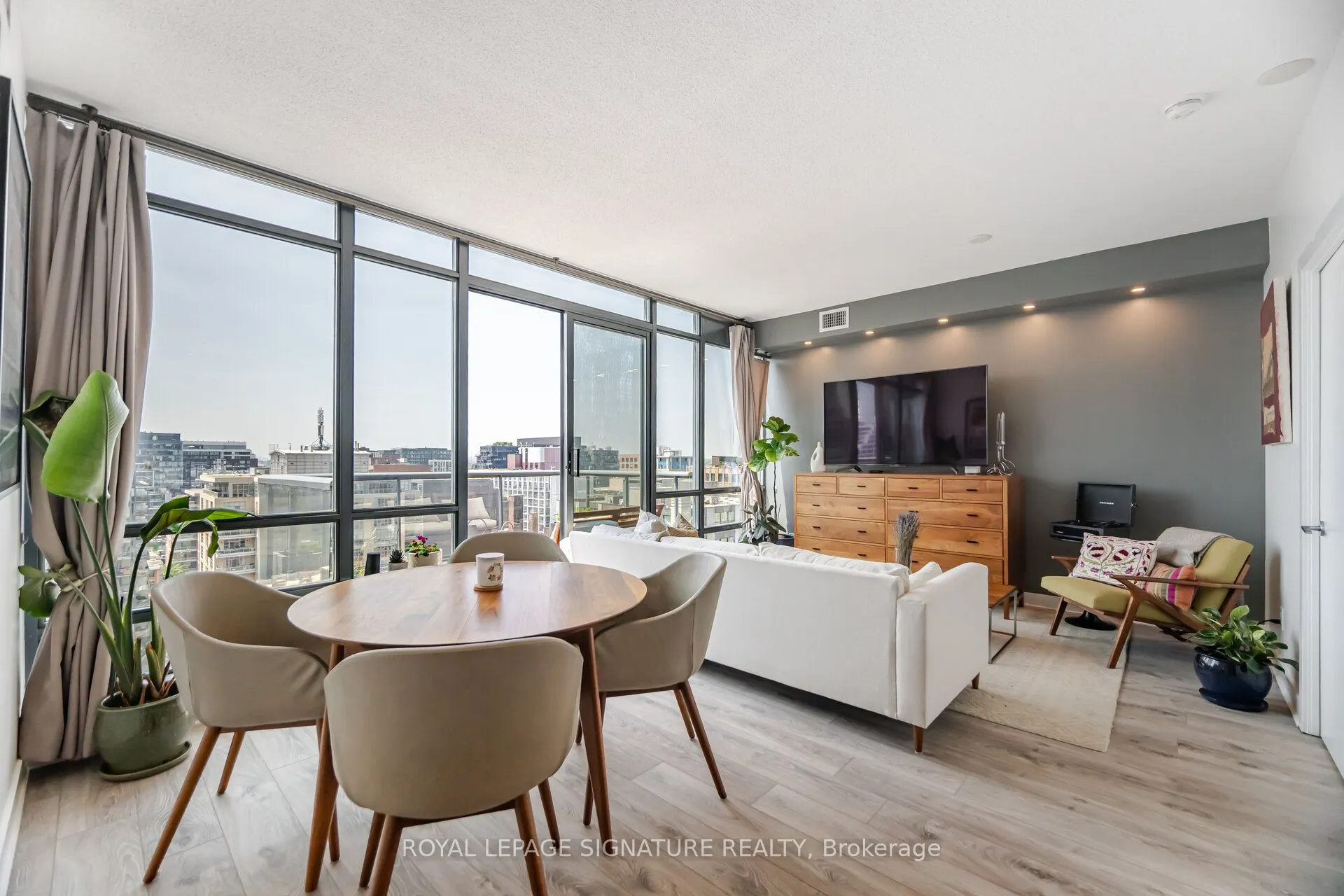 438 King Street W, #1405