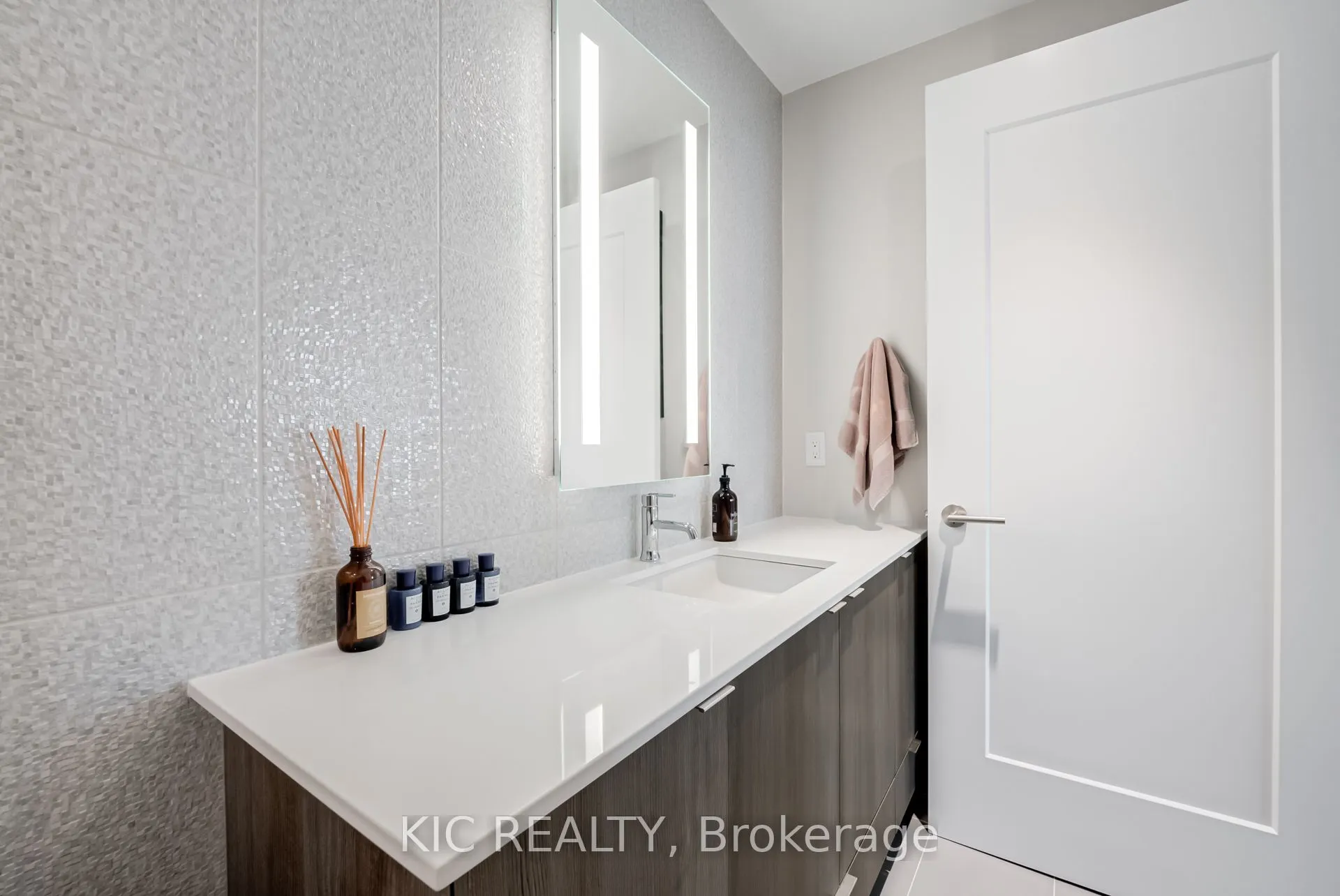 585 Bloor Street E, #3923