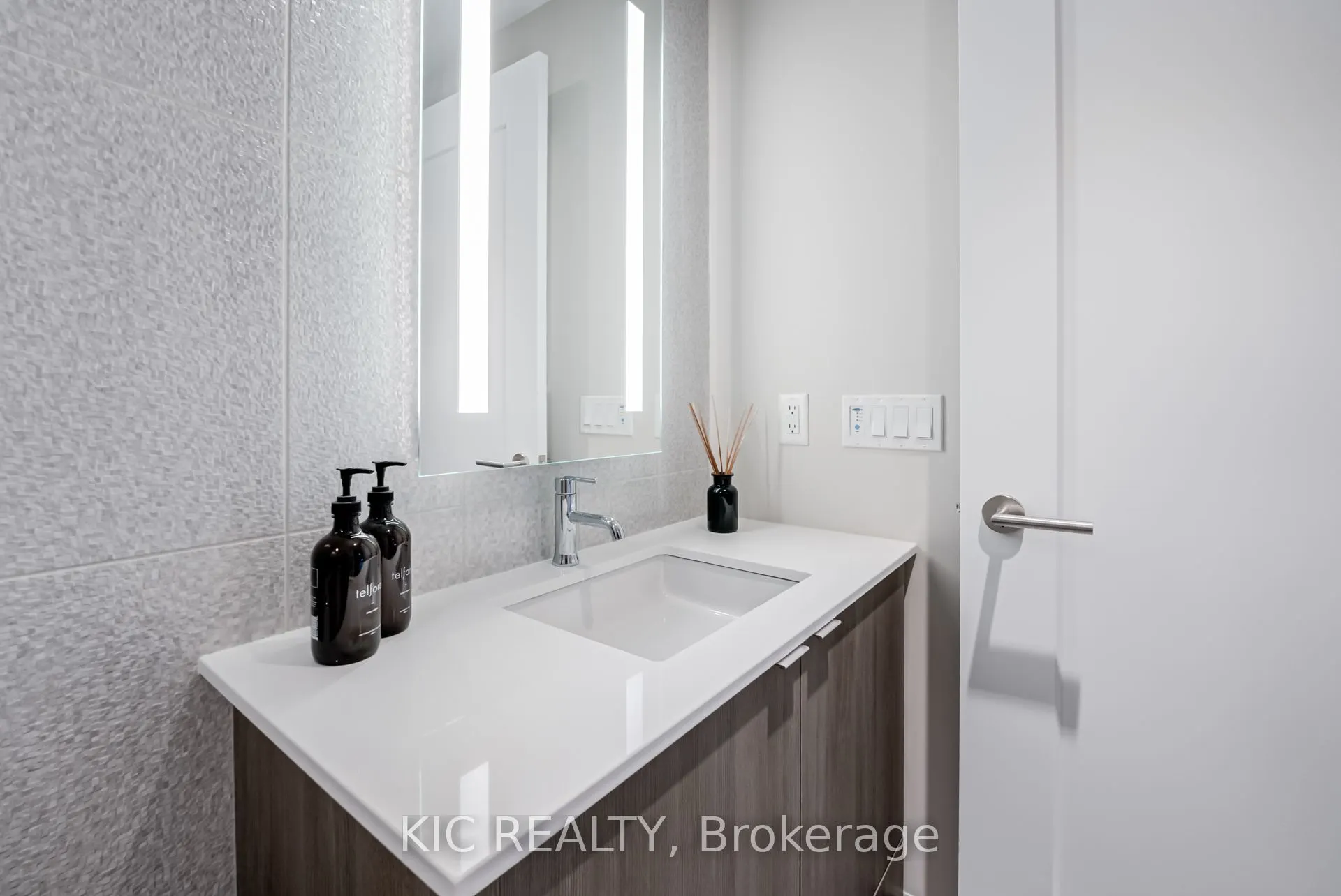 585 Bloor Street E, #3923