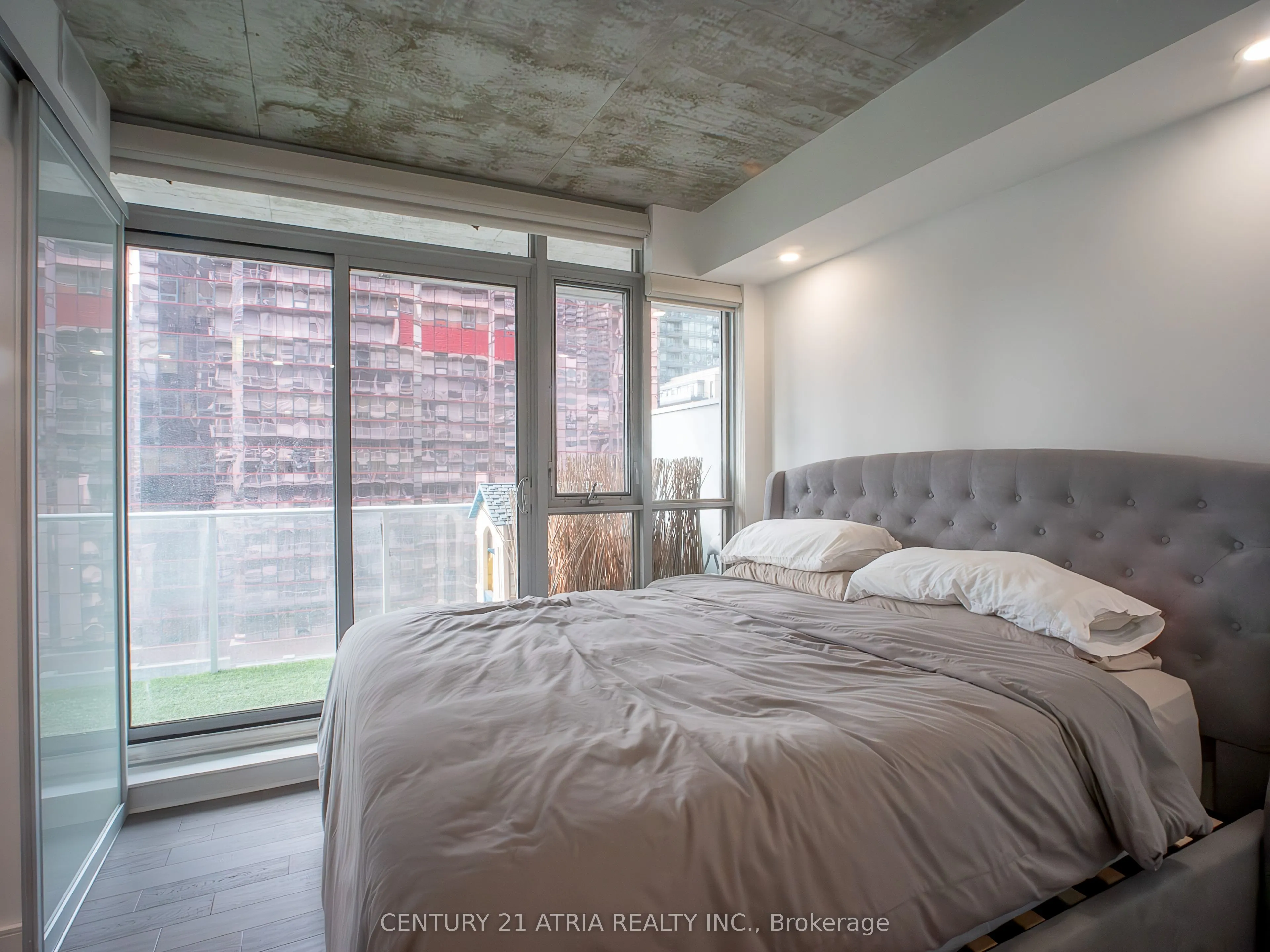 375 King Street W, #902