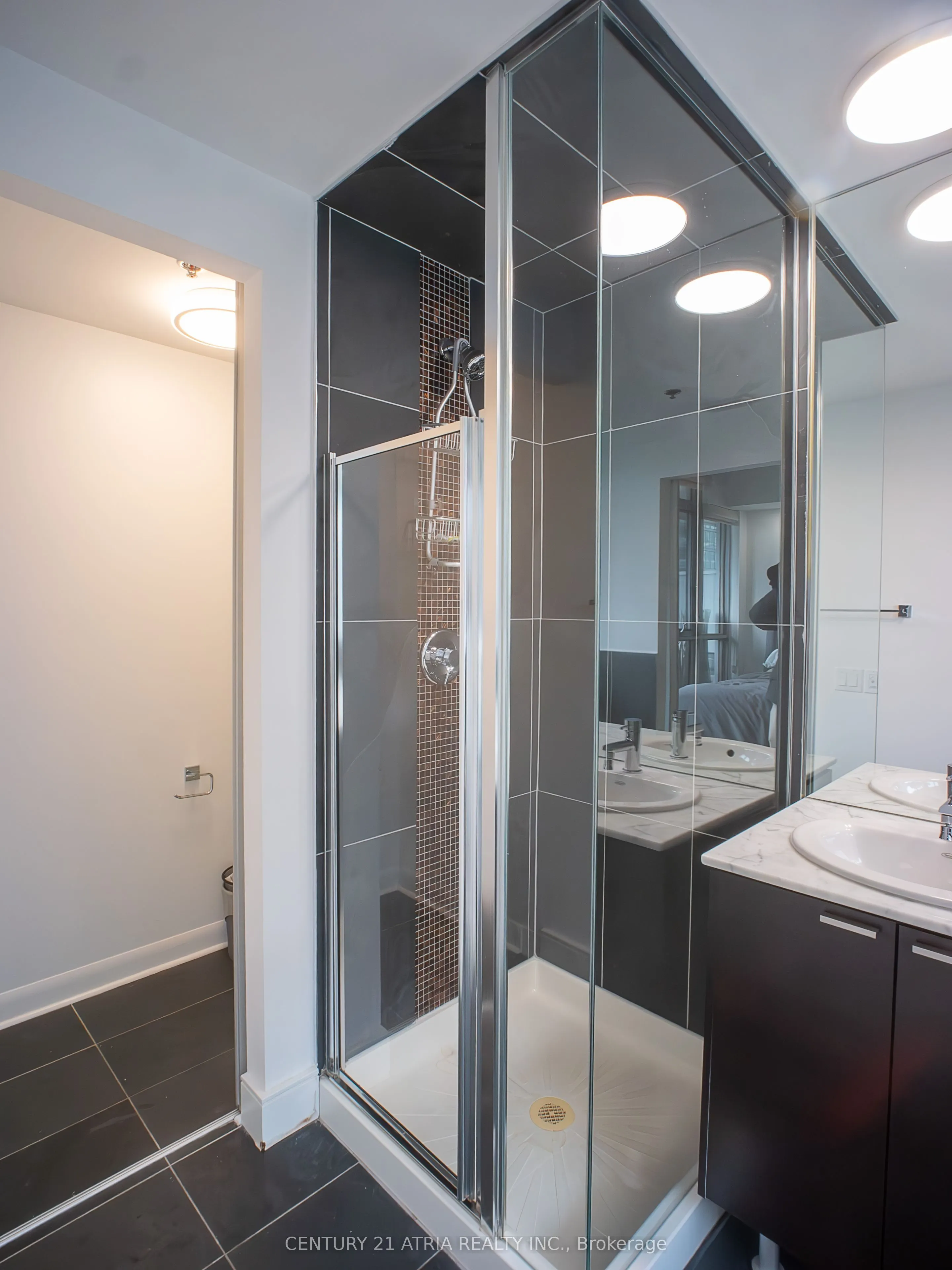 375 King Street W, #902