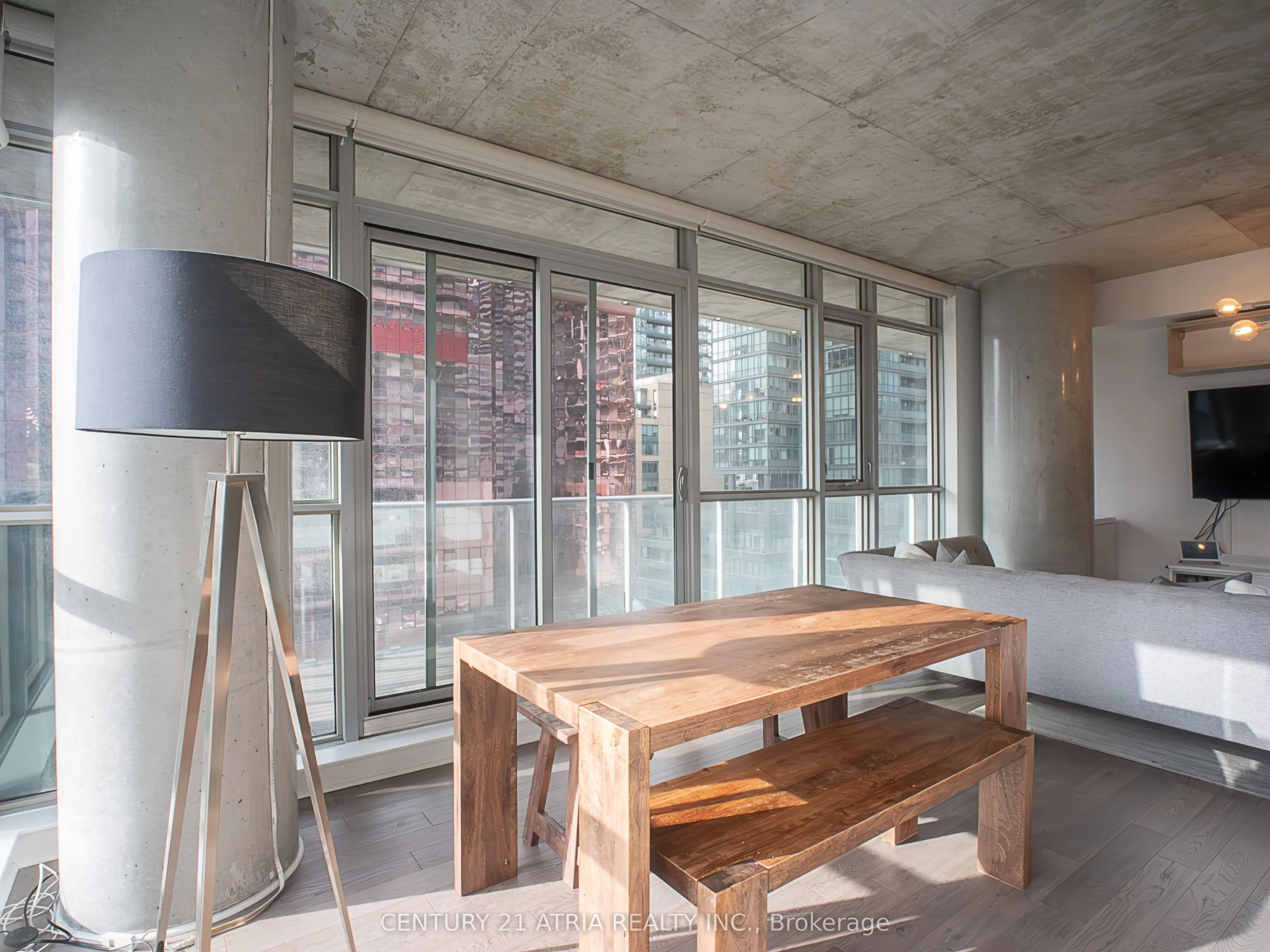 375 King Street W, #902