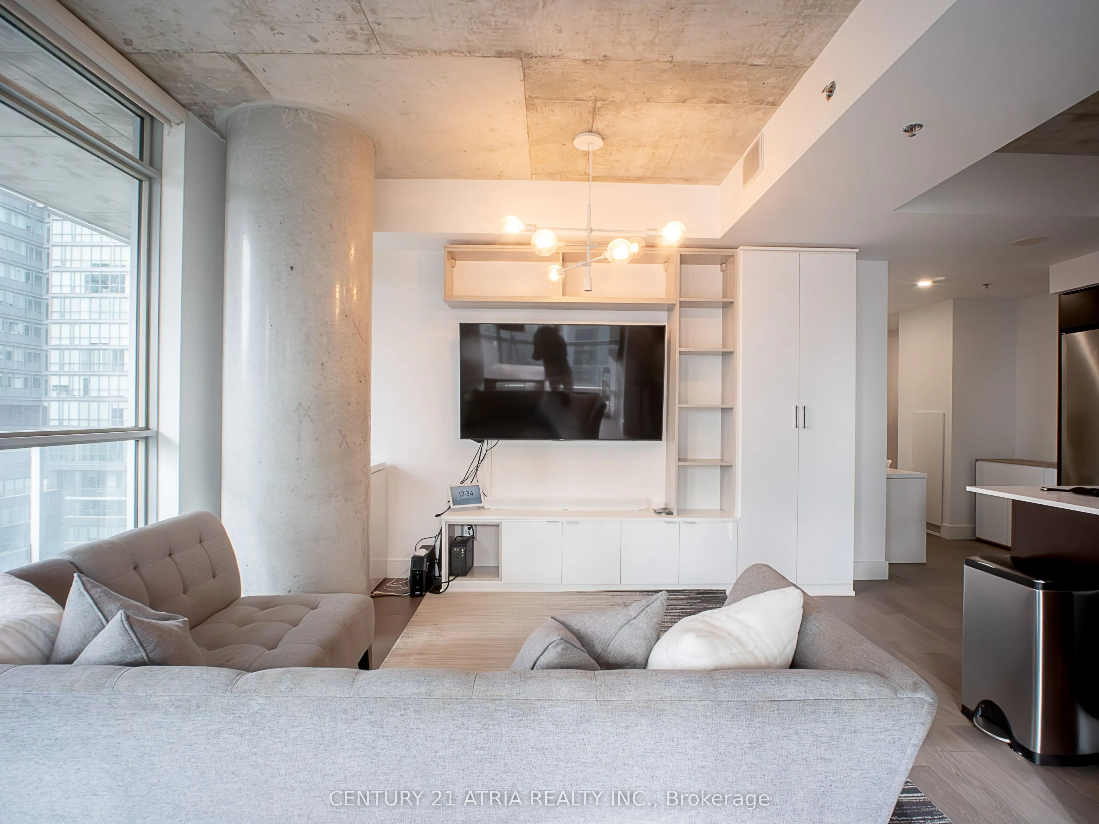 375 King Street W, #902