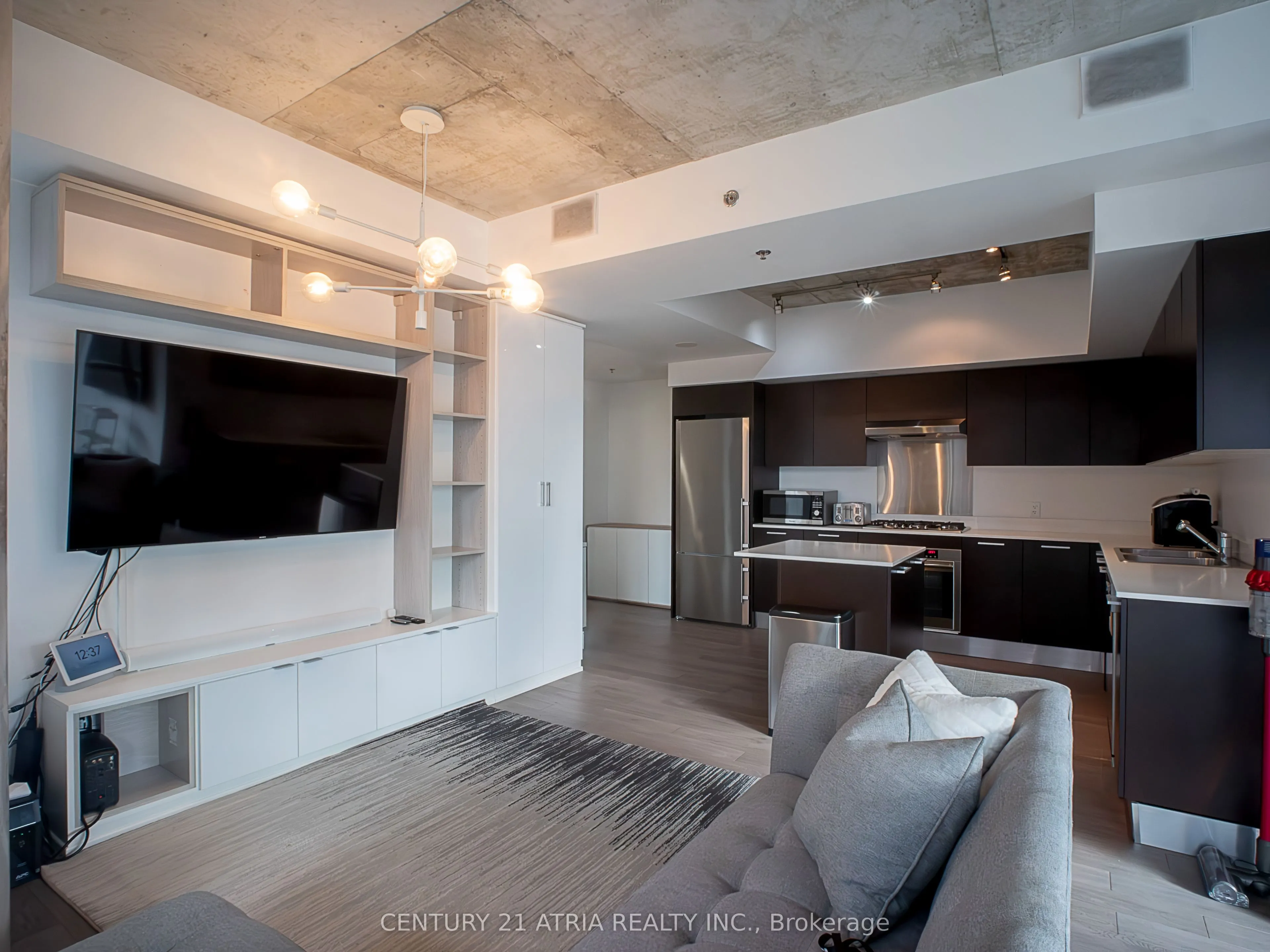 375 King Street W, #902