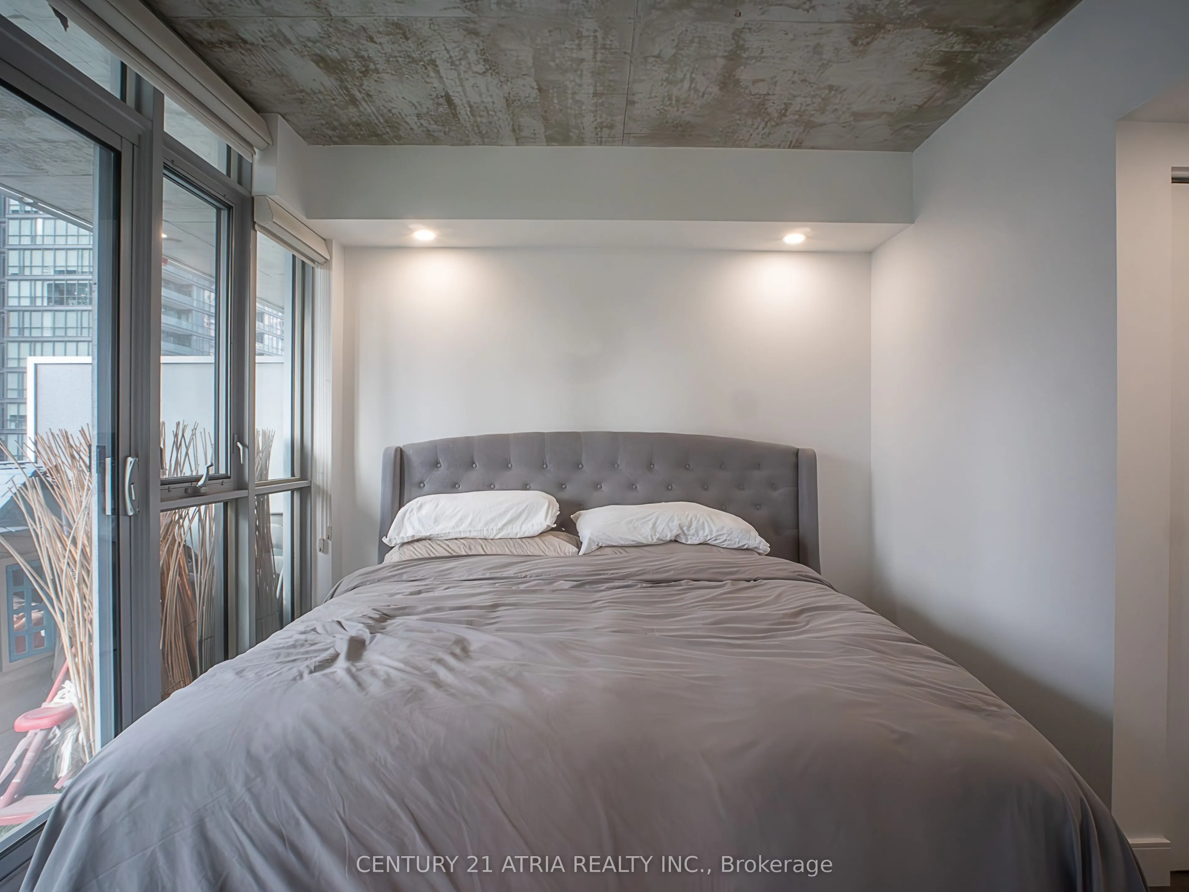 375 King Street W, #902