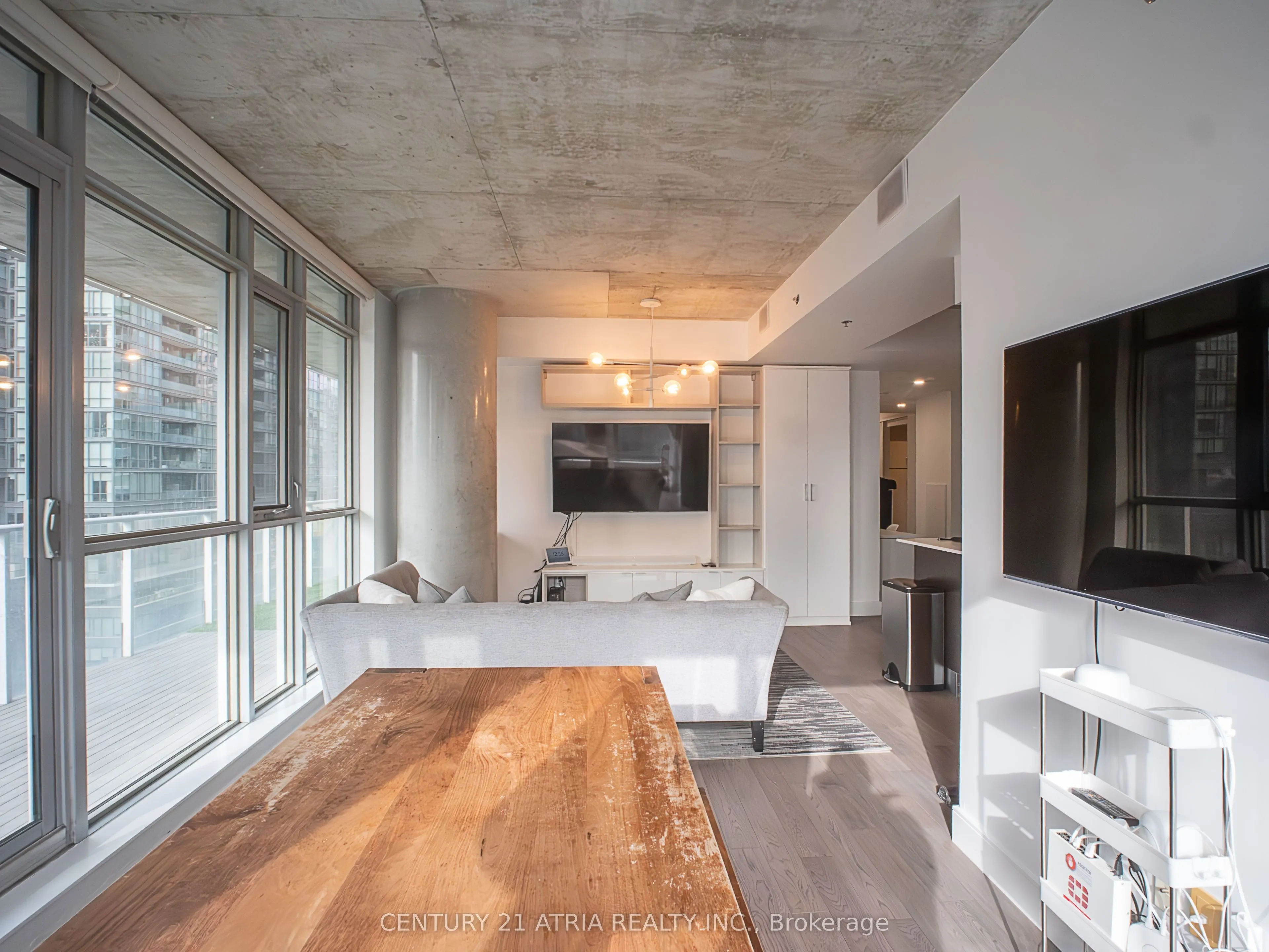 375 King Street W, #902