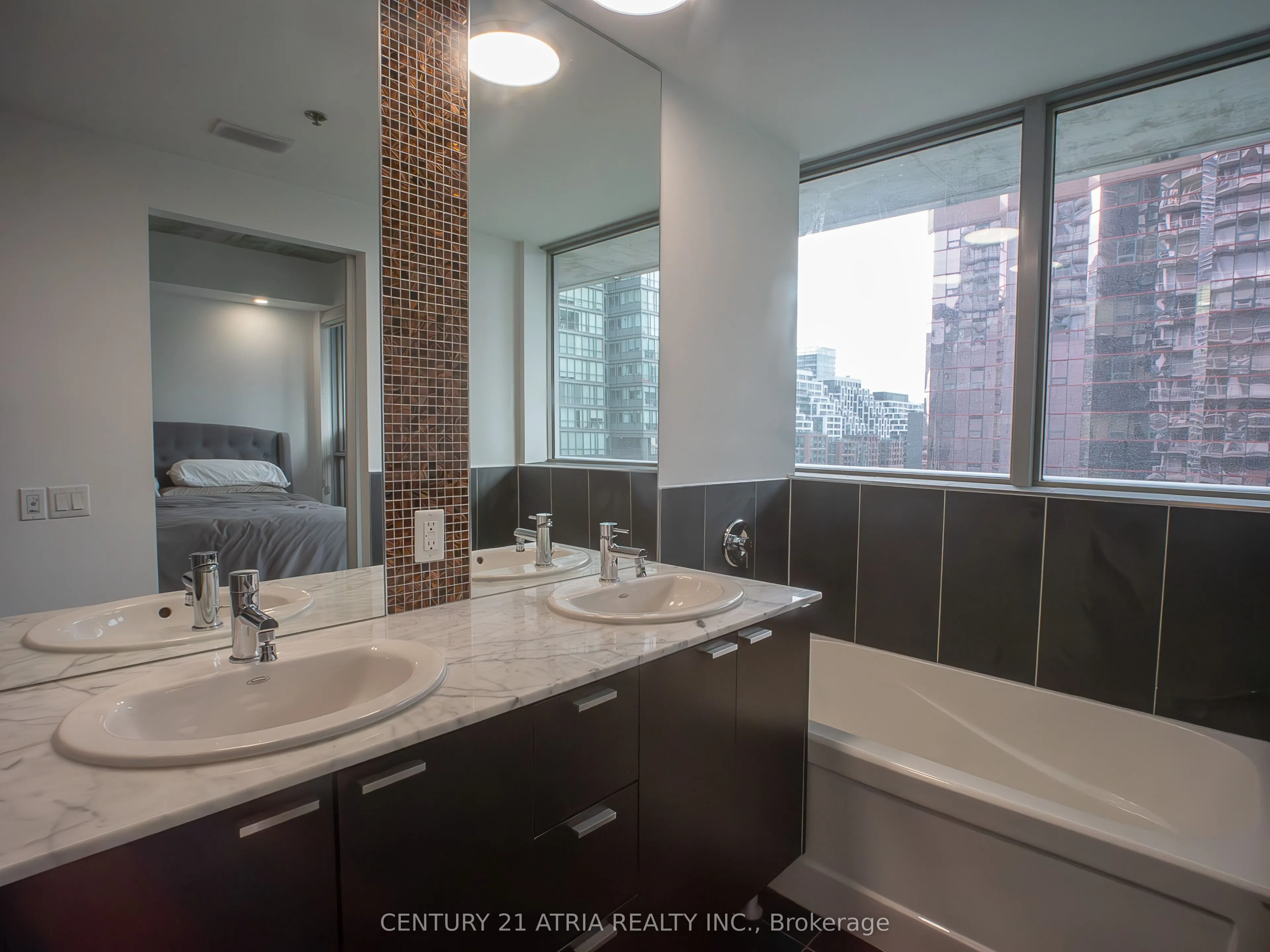 375 King Street W, #902