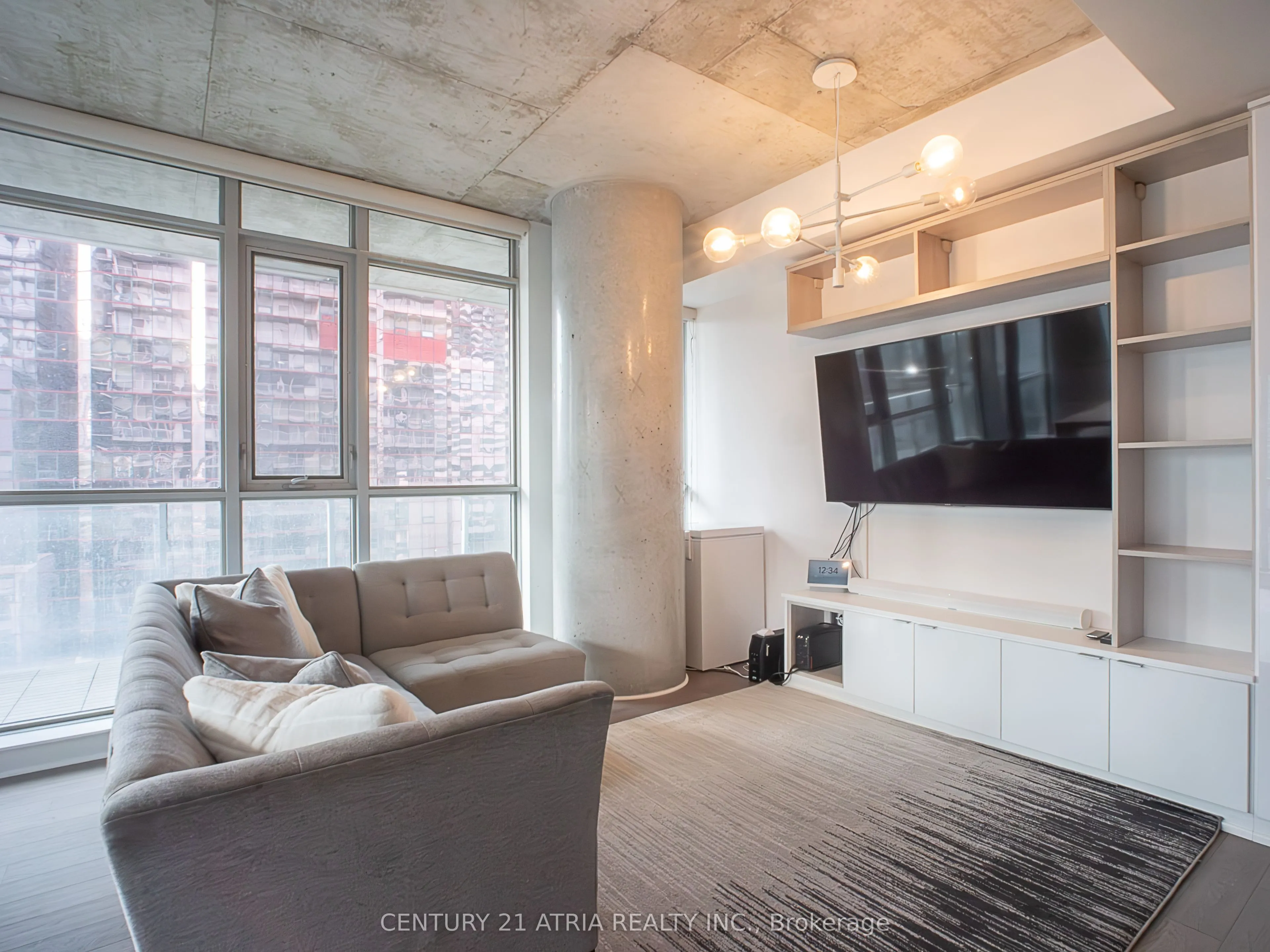 375 King Street W, #902