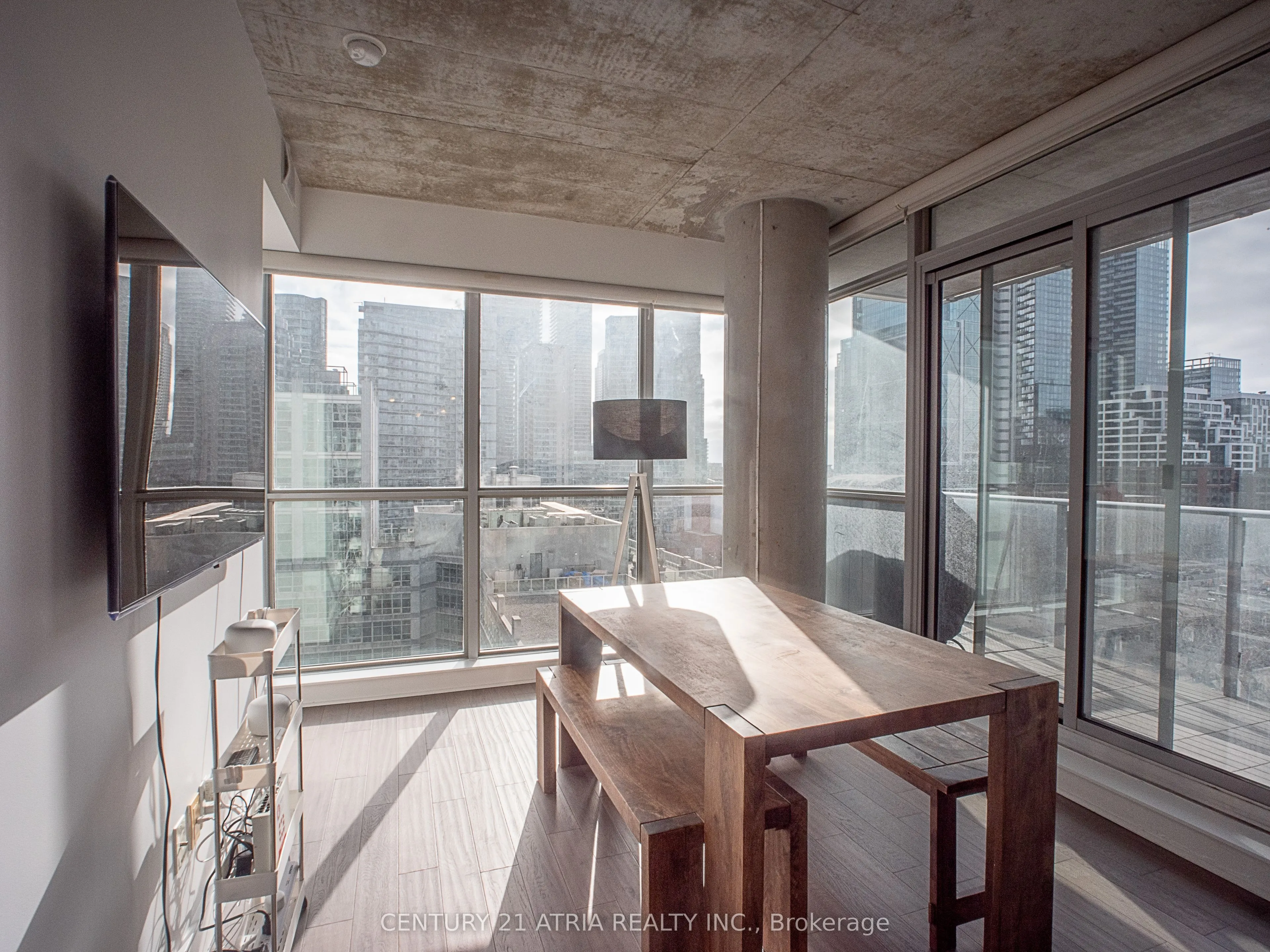 375 King Street W, #902