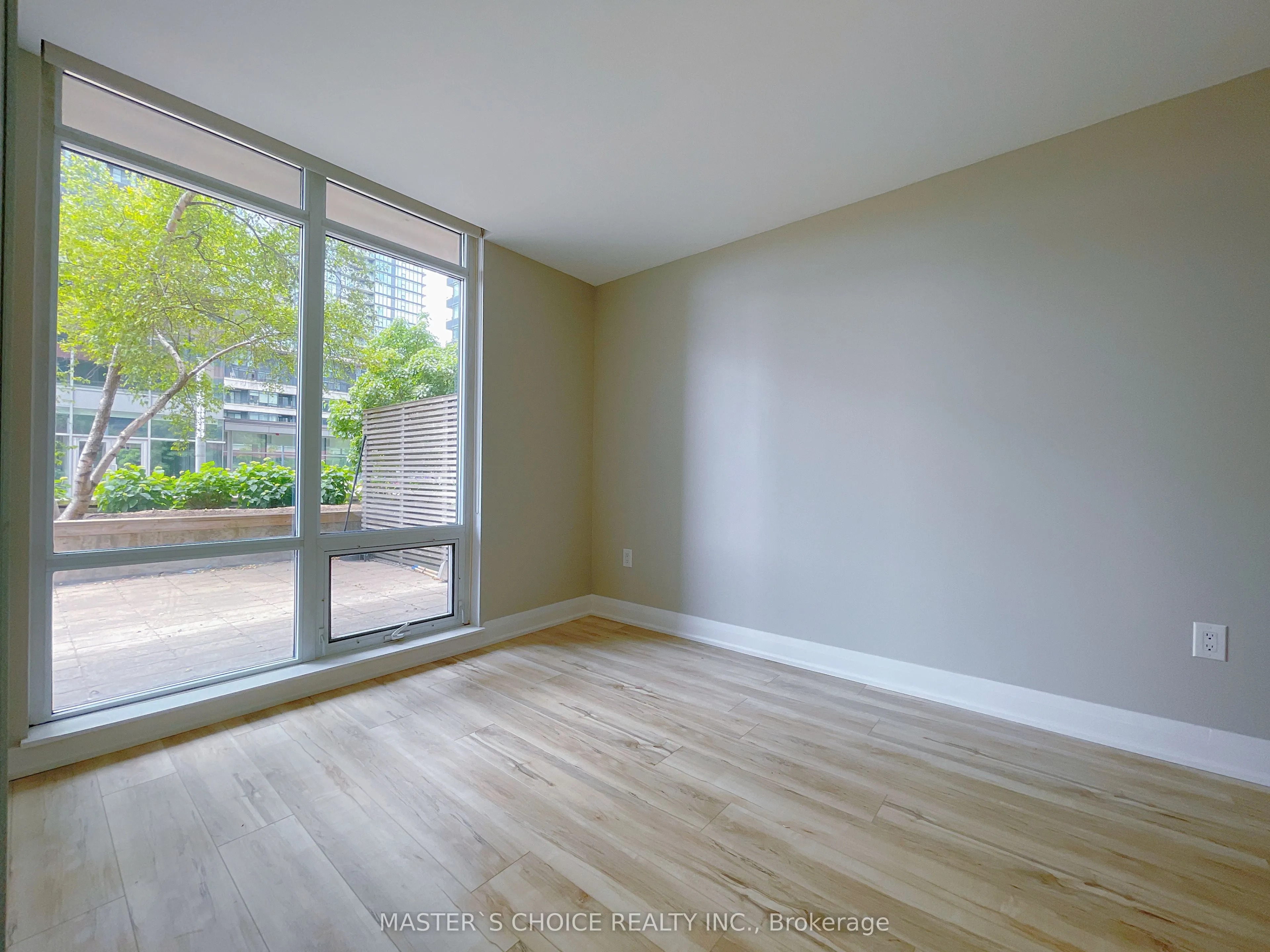 4K Spadina Avenue, #220