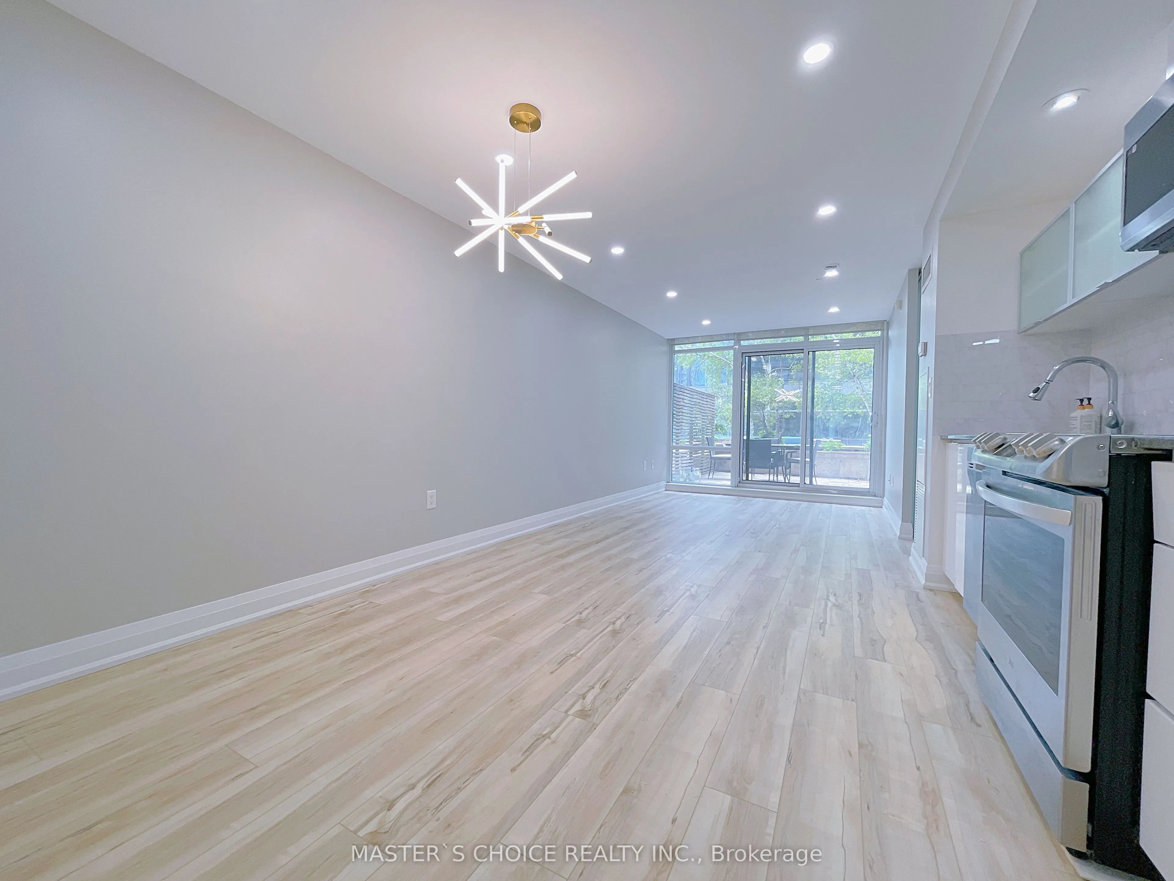 4K Spadina Avenue, #220