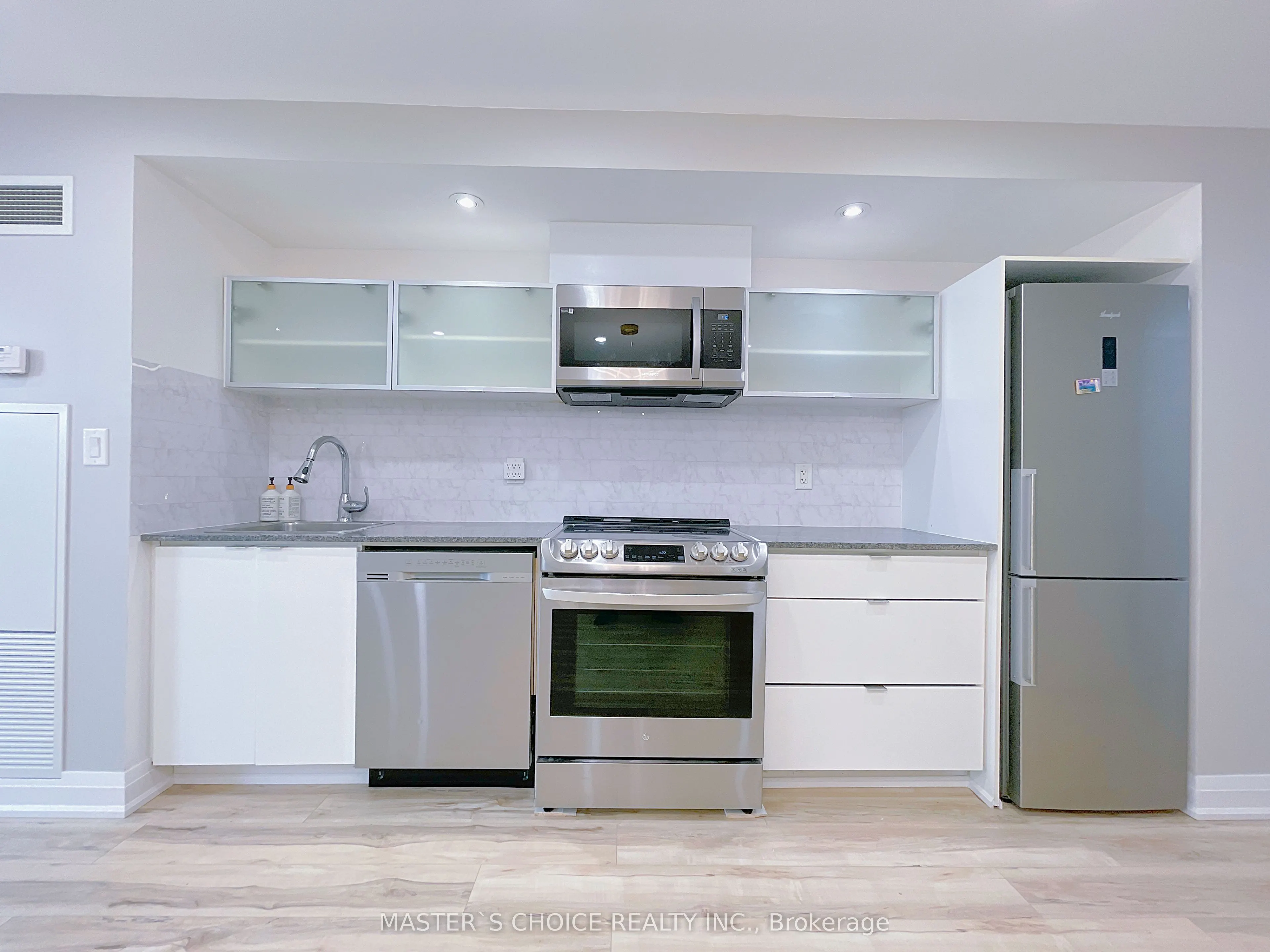 4K Spadina Avenue, #220