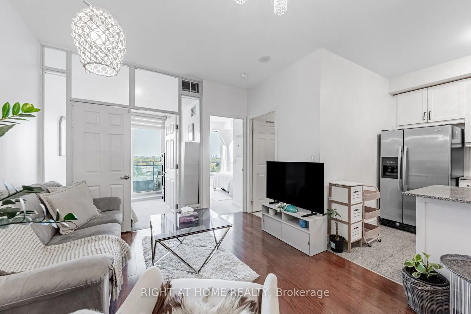 18 Holmes Avenue, #815