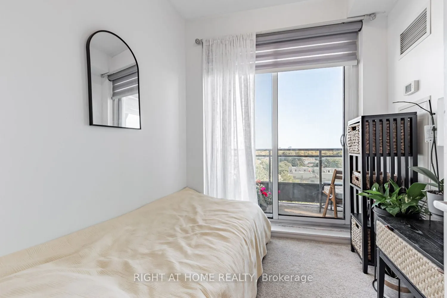 18 Holmes Avenue, #815