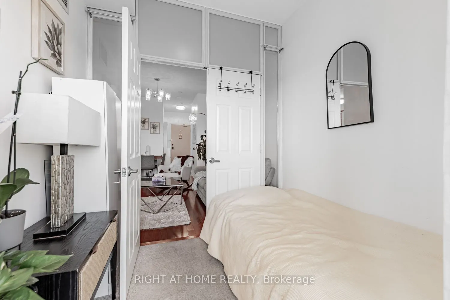 18 Holmes Avenue, #815