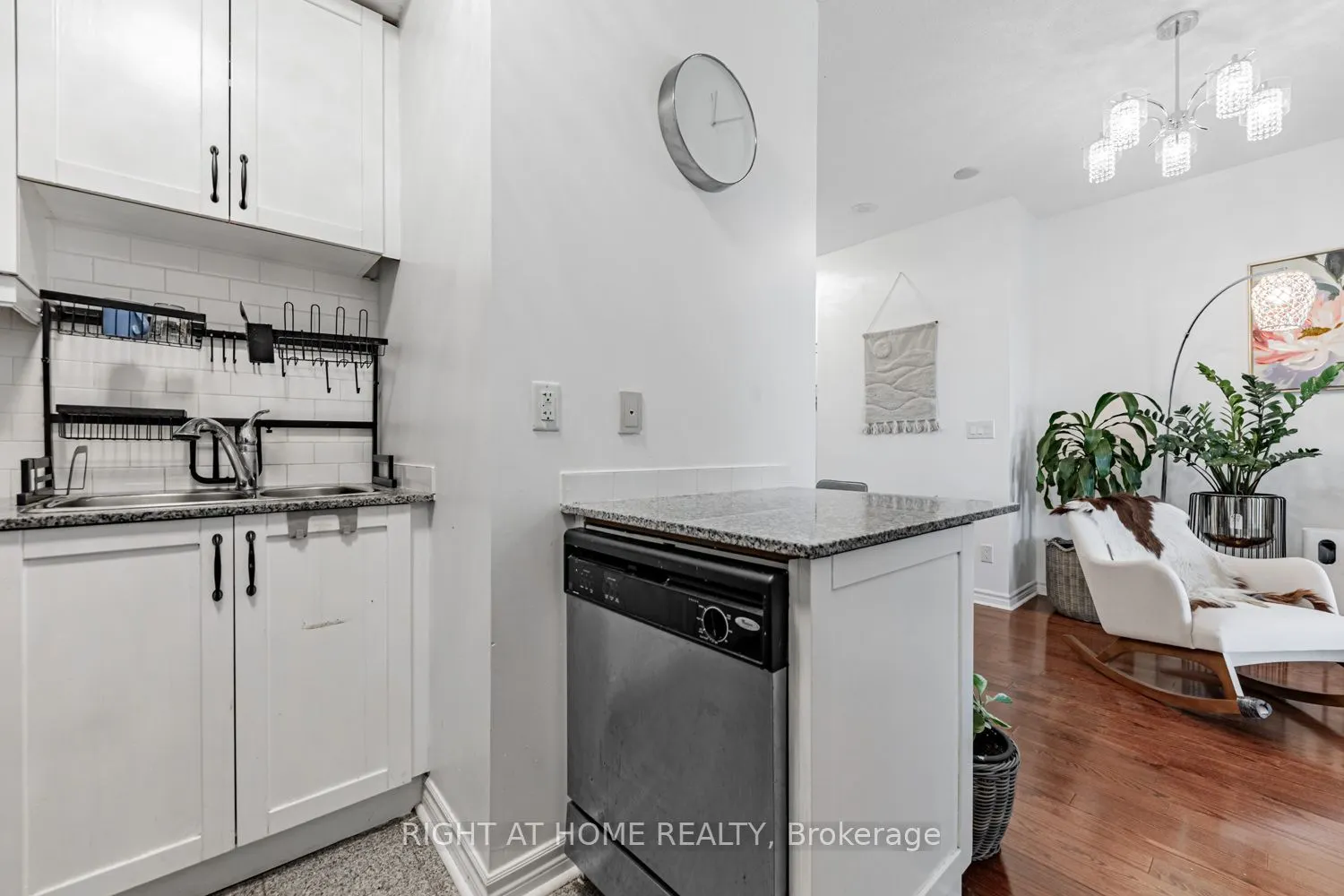 18 Holmes Avenue, #815