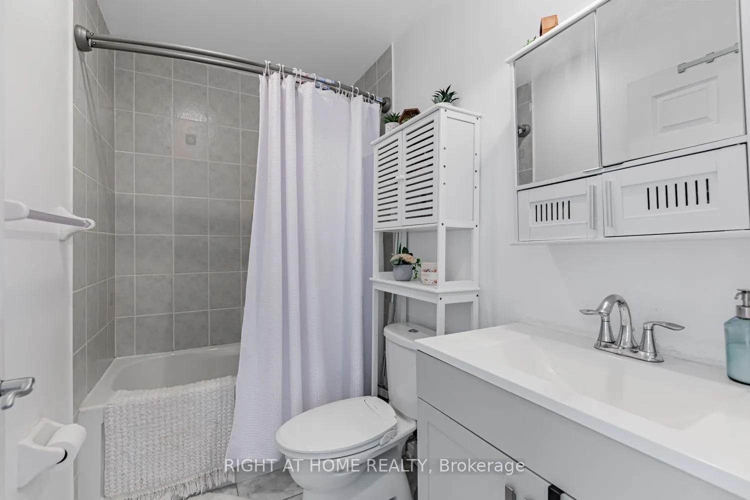 18 Holmes Avenue, #815