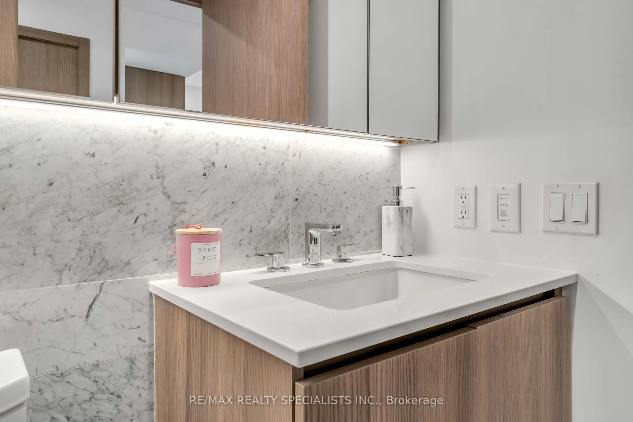19 Bathurst Street, #1109