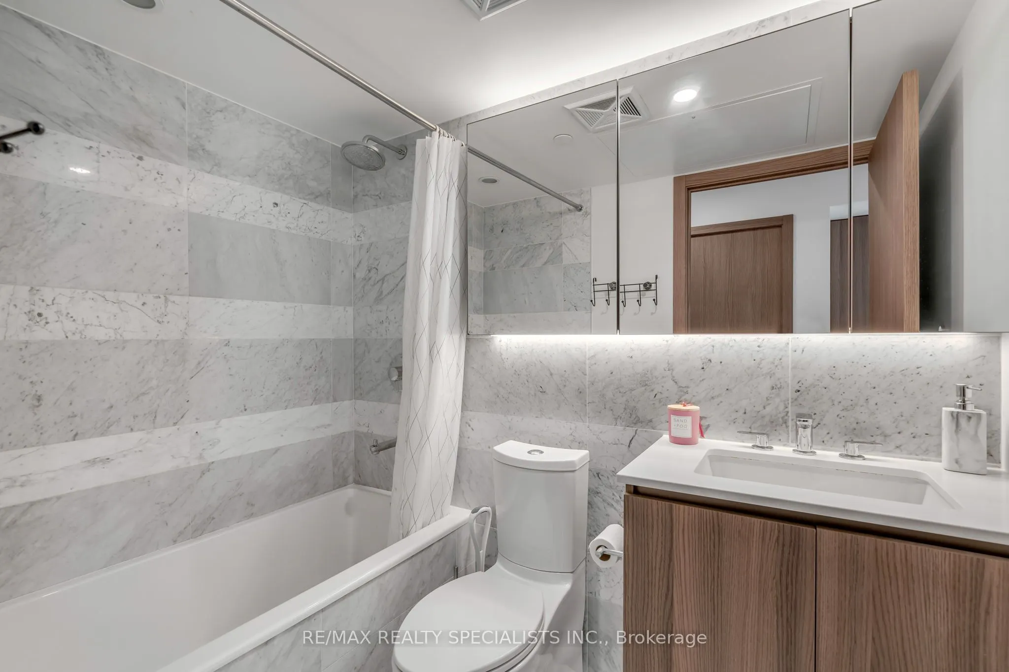 19 Bathurst Street, #1109