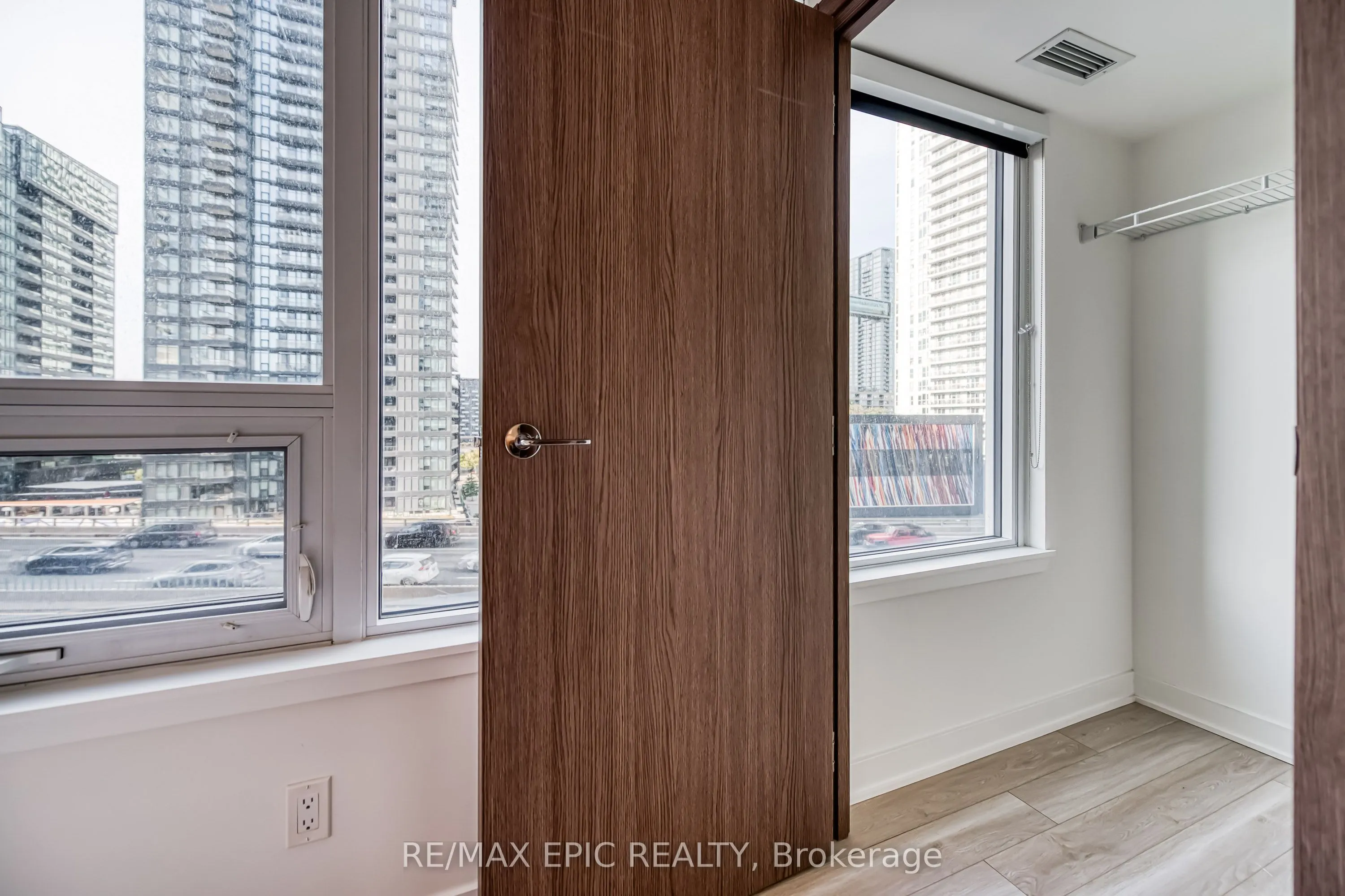 17 Bathurst Street, #810