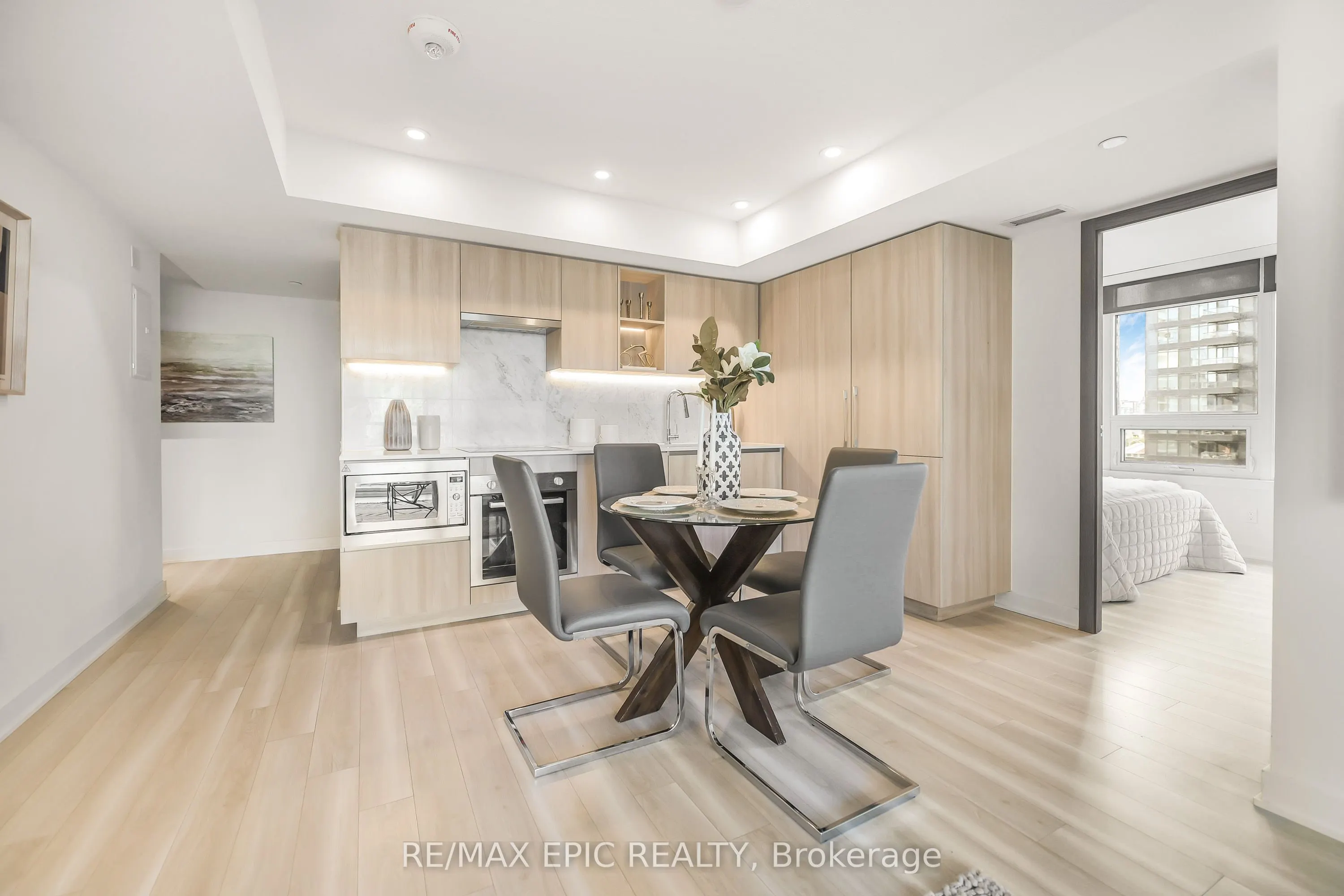 17 Bathurst Street, #810